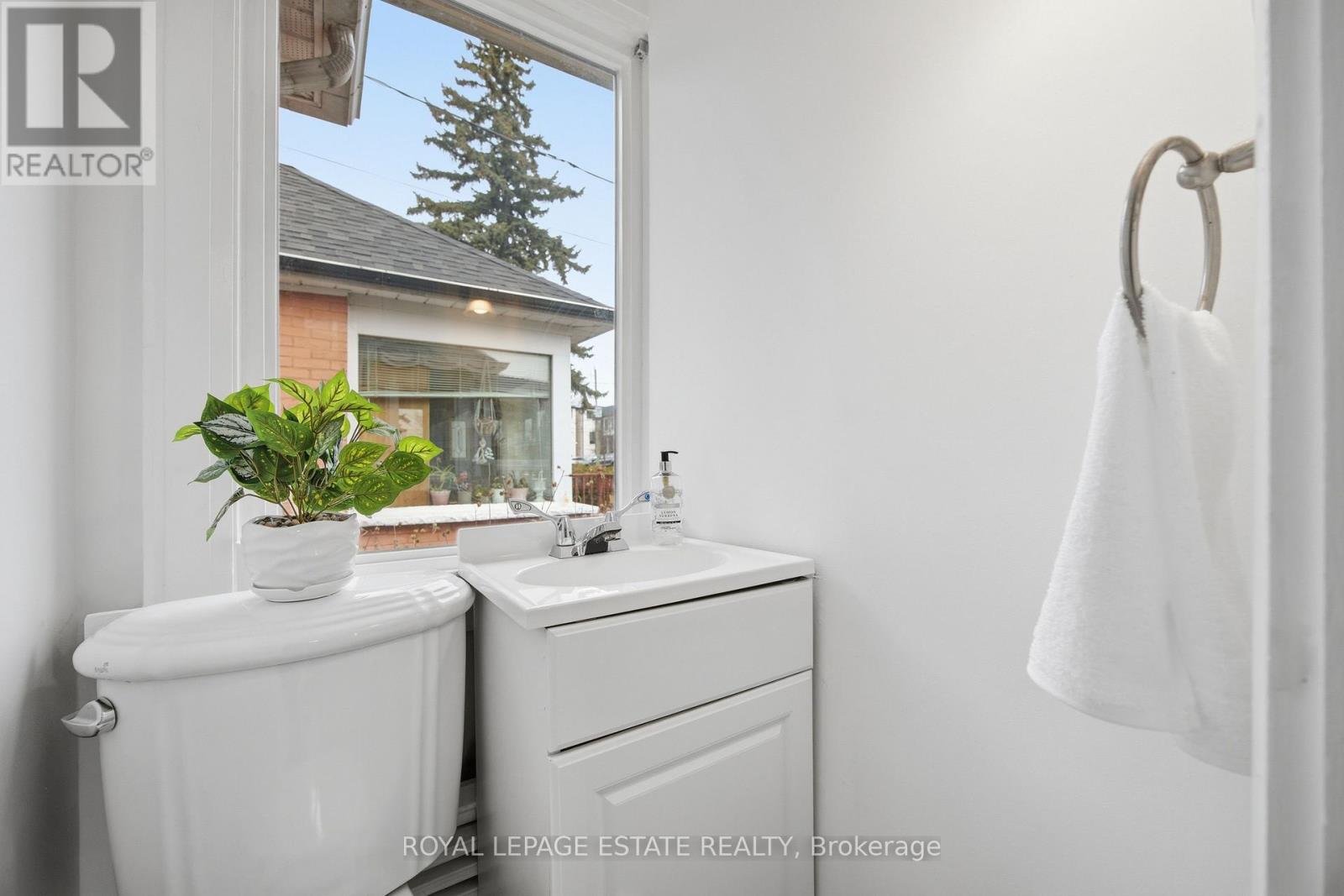 22 Medford Avenue, Toronto, Ontario  M1L 4G2 - Photo 11 - E12944690