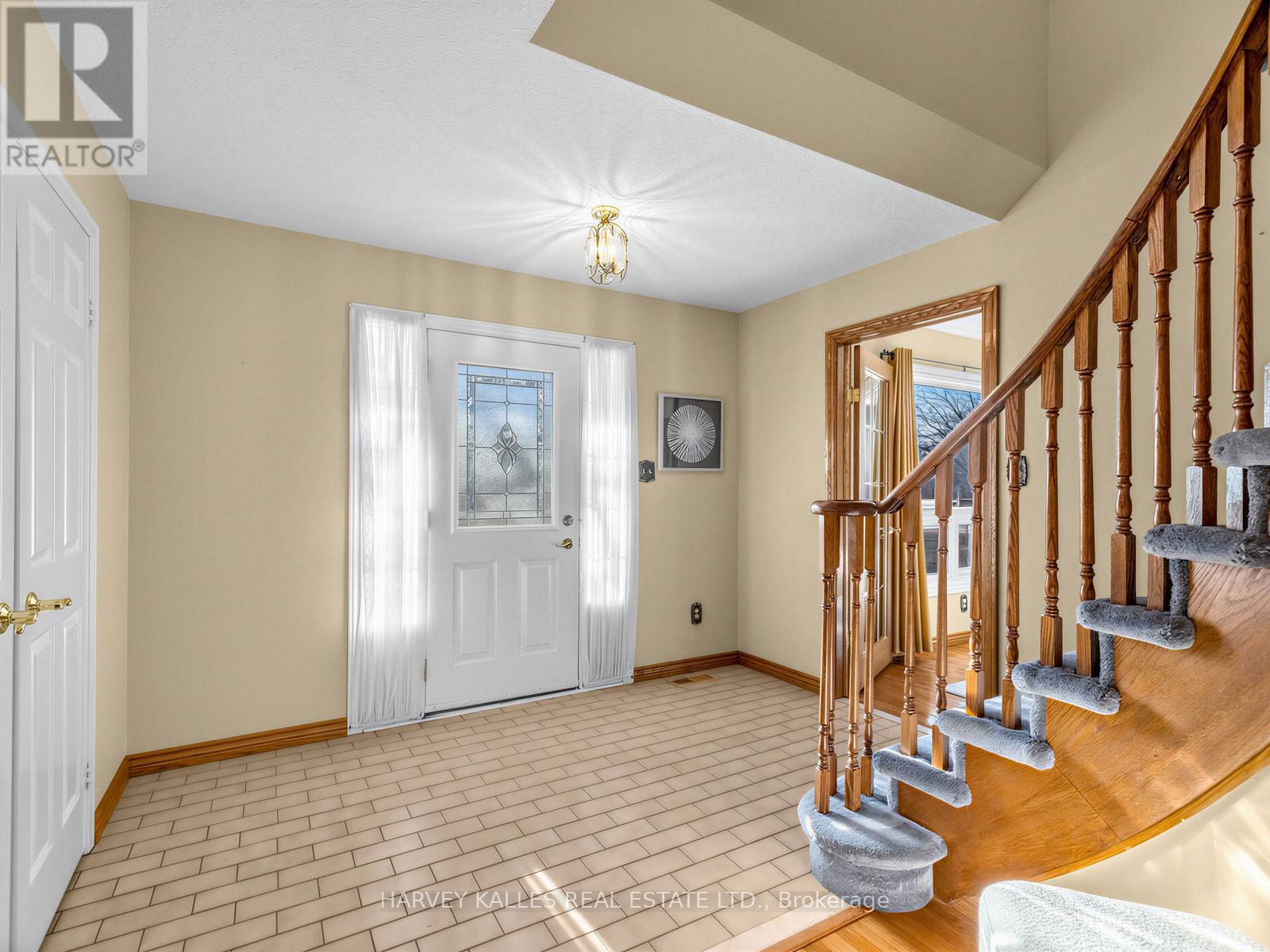 23 Veronica Crescent, East Gwillimbury, Ontario  L0G 1V0 - Photo 5 - N12944802