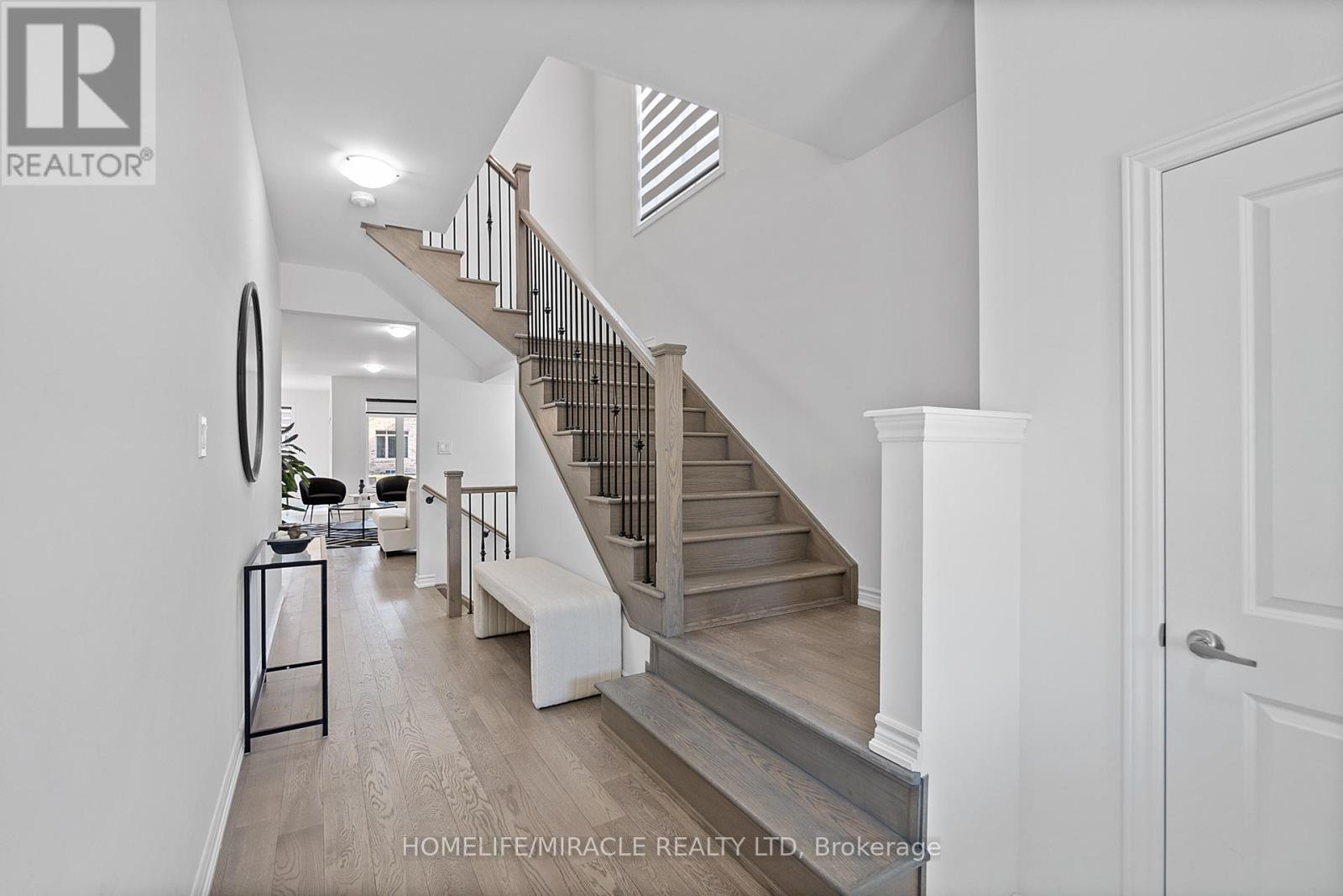 57 Ferragine Crescent, Bradford West Gwillimbury, Ontario  L3Z 4K2 - Photo 3 - N12944860