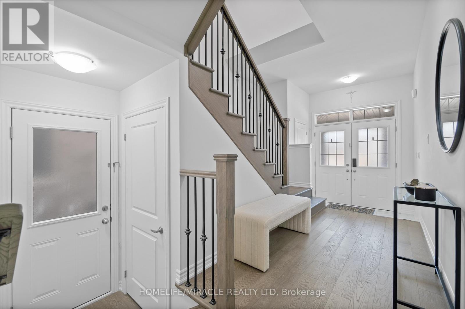 57 Ferragine Crescent, Bradford West Gwillimbury, Ontario  L3Z 4K2 - Photo 4 - N12944860