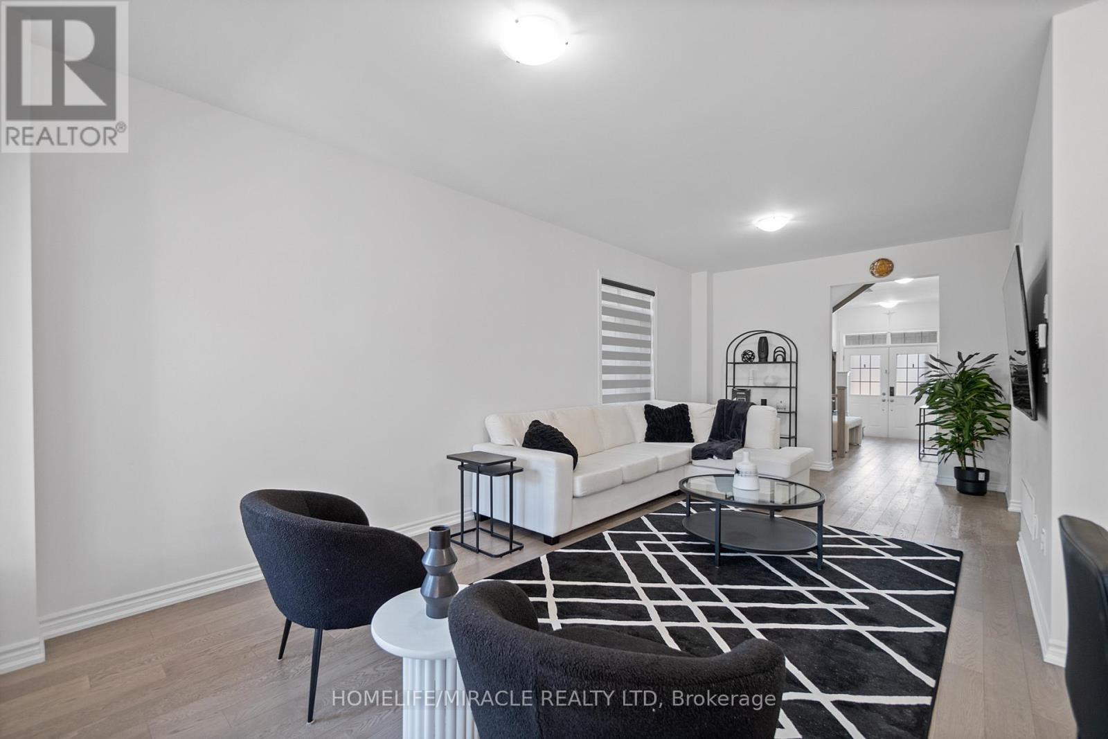 57 Ferragine Crescent, Bradford West Gwillimbury, Ontario  L3Z 4K2 - Photo 6 - N12944860