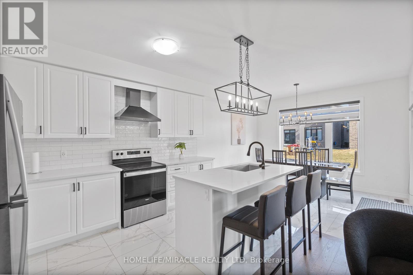 57 Ferragine Crescent, Bradford West Gwillimbury, Ontario  L3Z 4K2 - Photo 8 - N12944860