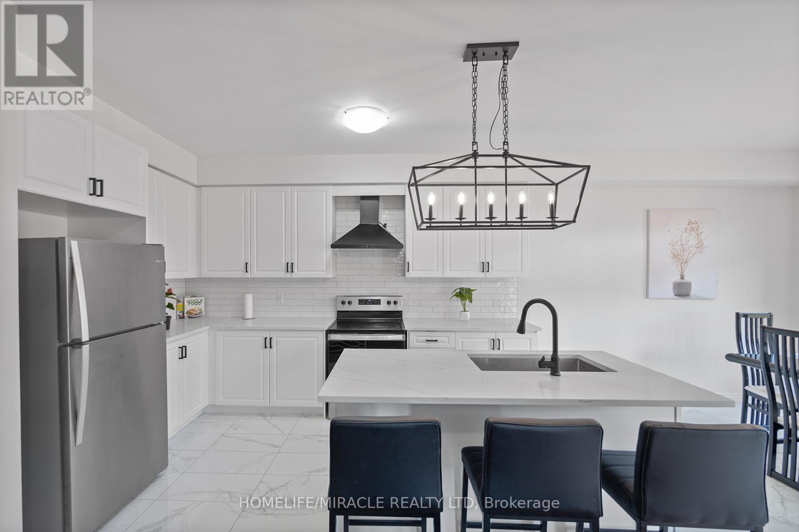 57 Ferragine Crescent, Bradford West Gwillimbury, Ontario  L3Z 4K2 - Photo 9 - N12944860