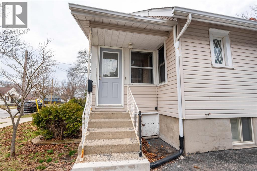 548 Devine Street, Sarnia, Ontario  N7T 1W6 - Photo 4 - 26006748