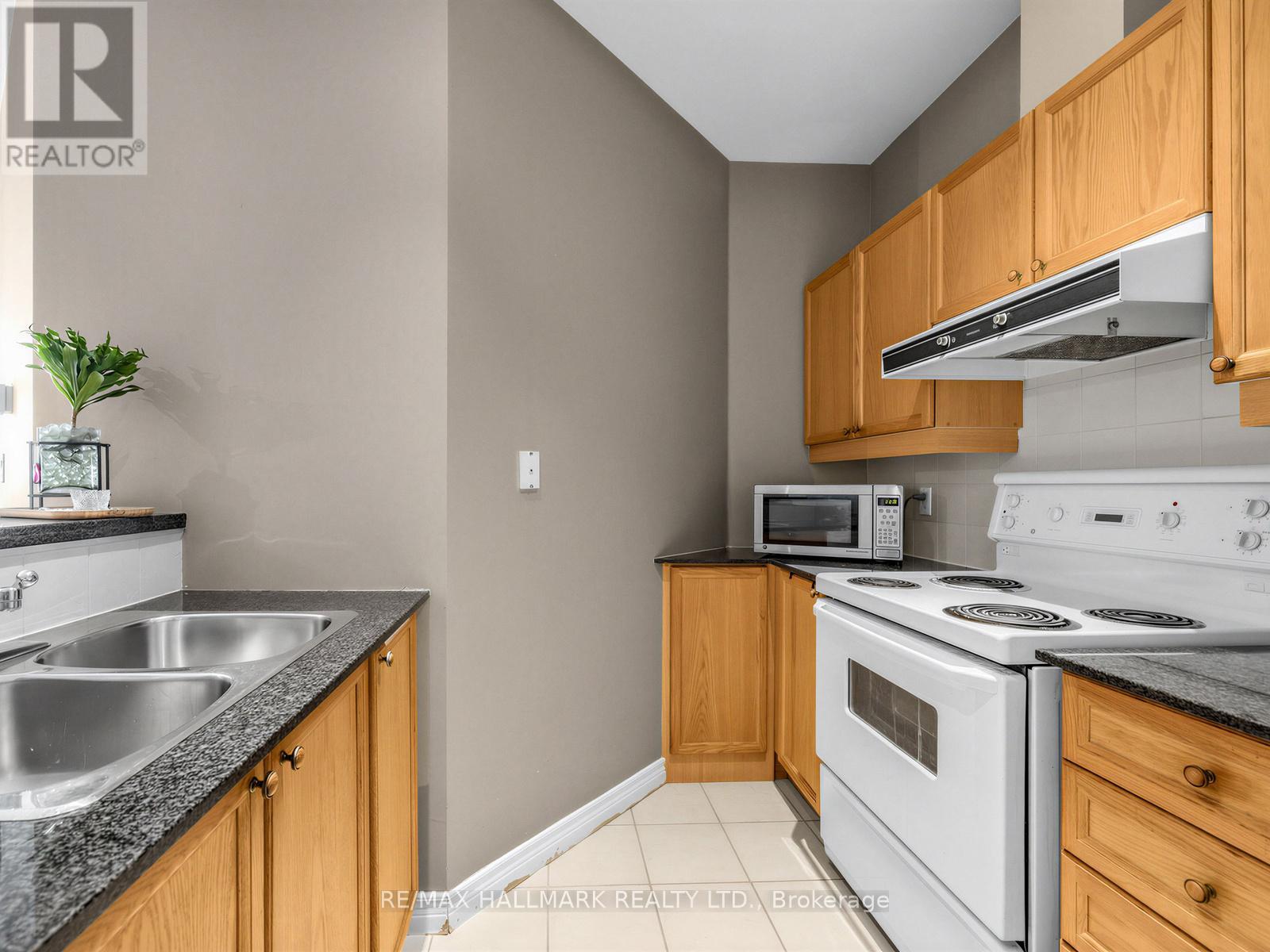 724 - 1 Leaside Park Drive, Toronto, Ontario  M4H 1R1 - Photo 6 - C12896052
