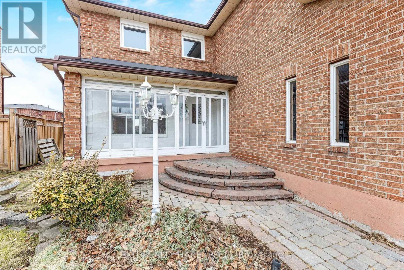 6 Ruth Avenue, Brampton, Ontario  L6Z 3X4 - Photo 4 - W12944780