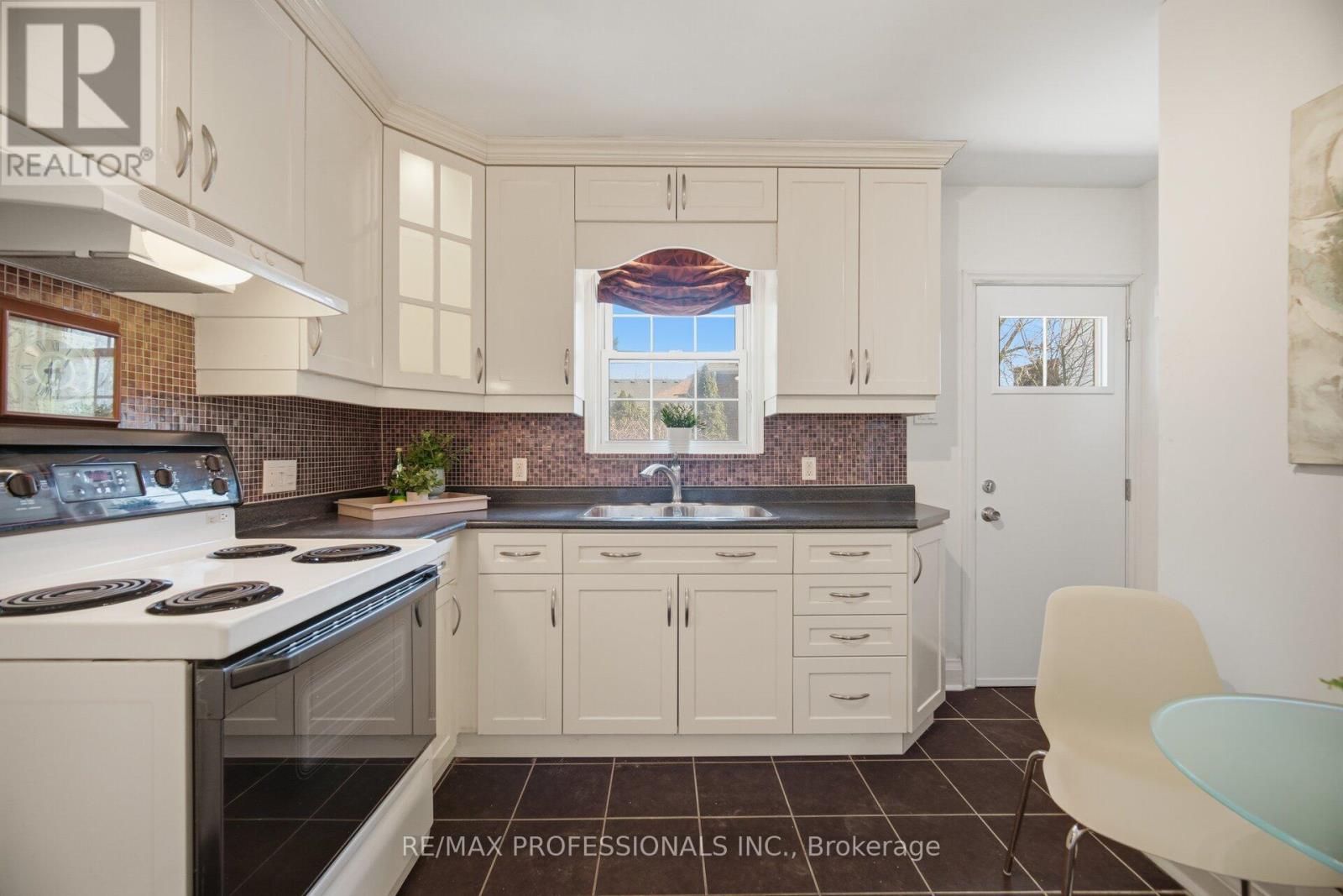 1 Loyalist Road, Toronto, Ontario  M9A 3P2 - Photo 12 - W12944794