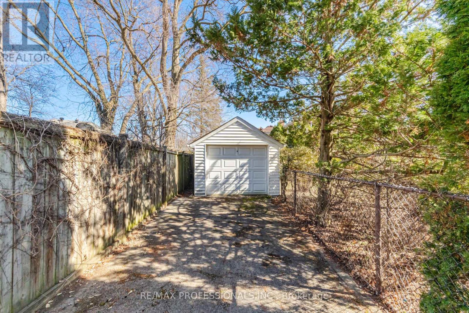 1 Loyalist Road, Toronto, Ontario  M9A 3P2 - Photo 37 - W12944794