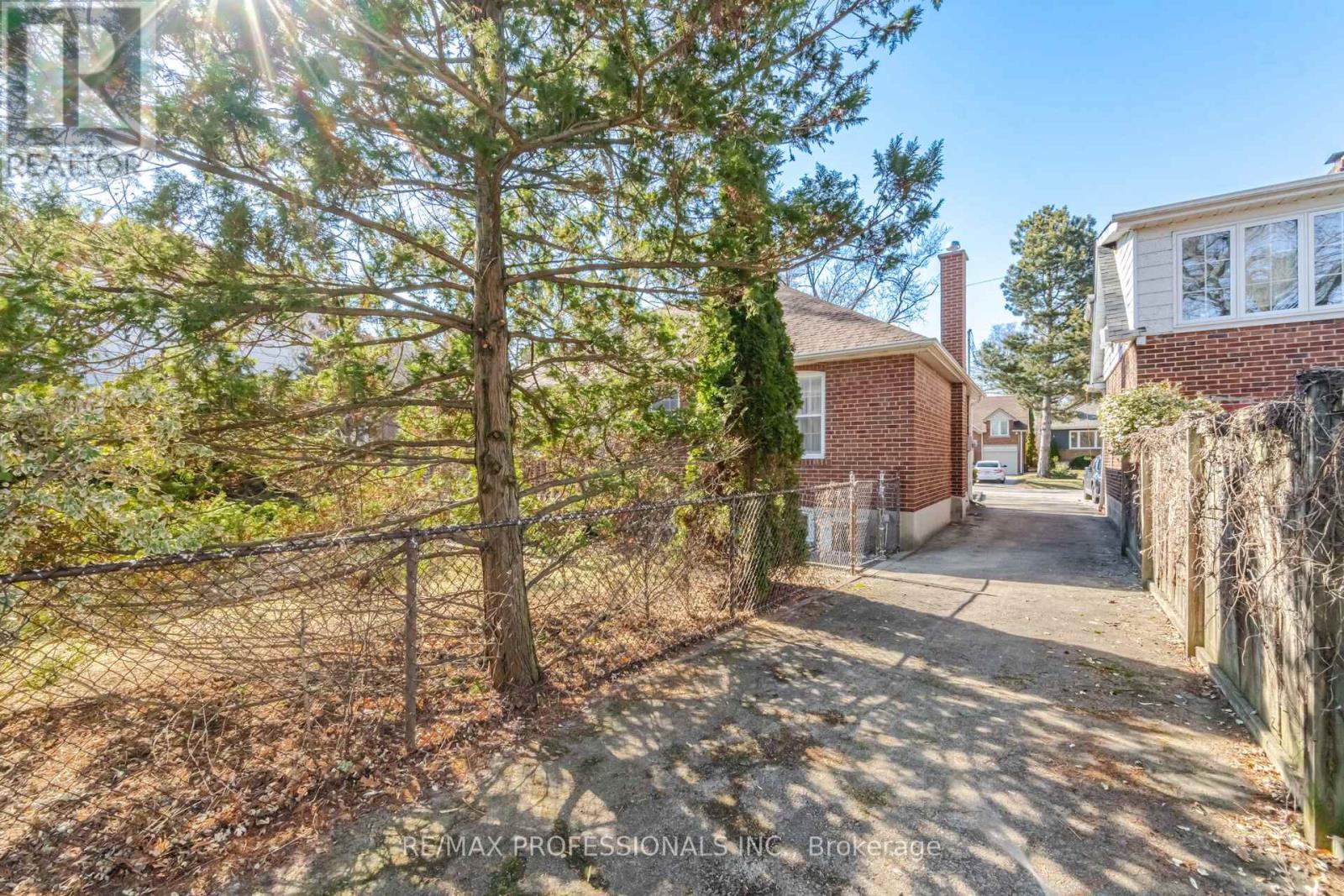 1 Loyalist Road, Toronto, Ontario  M9A 3P2 - Photo 38 - W12944794