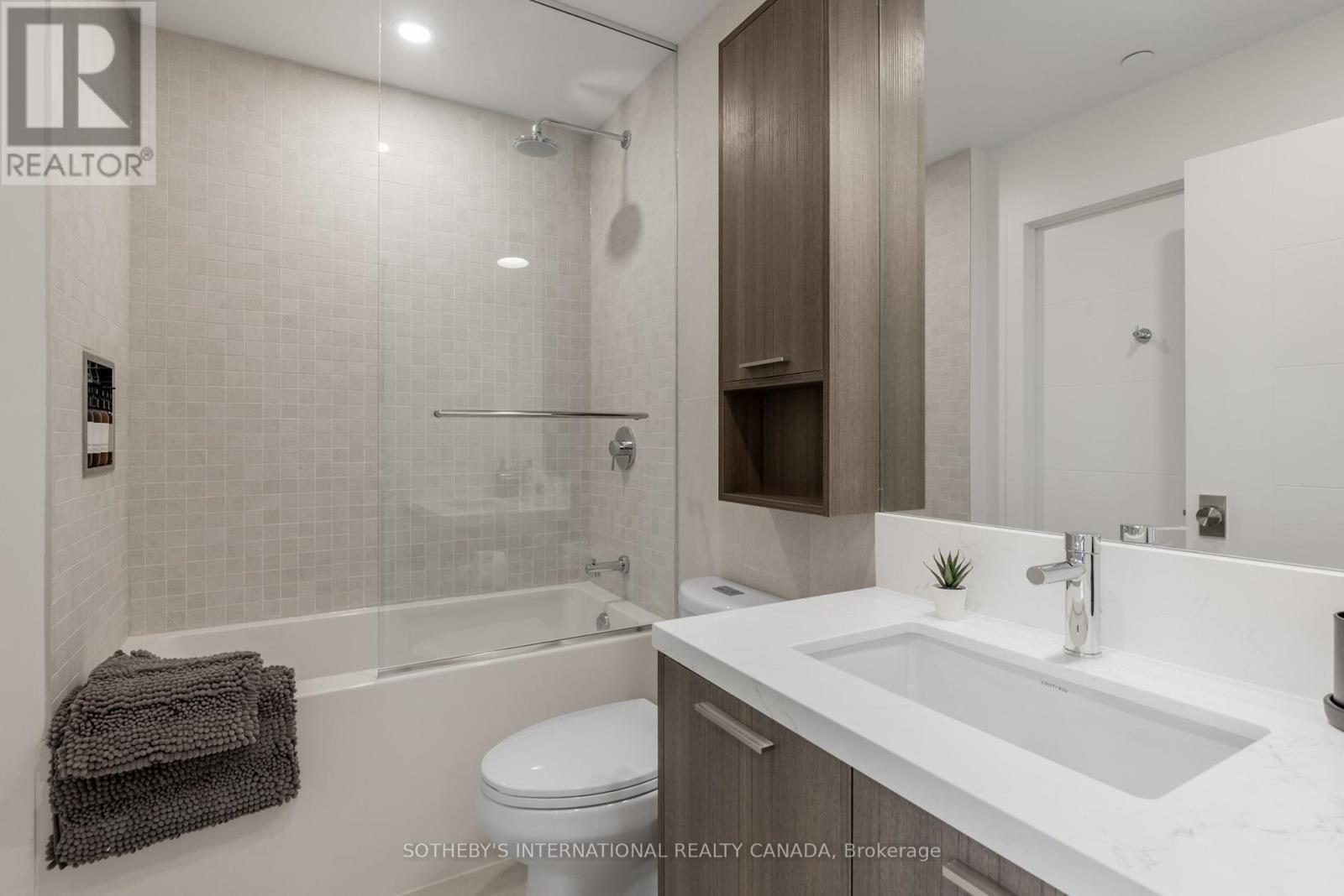 504 - 29 York Garden Way, Toronto, Ontario  M6A 2V1 - Photo 8 - W12944822