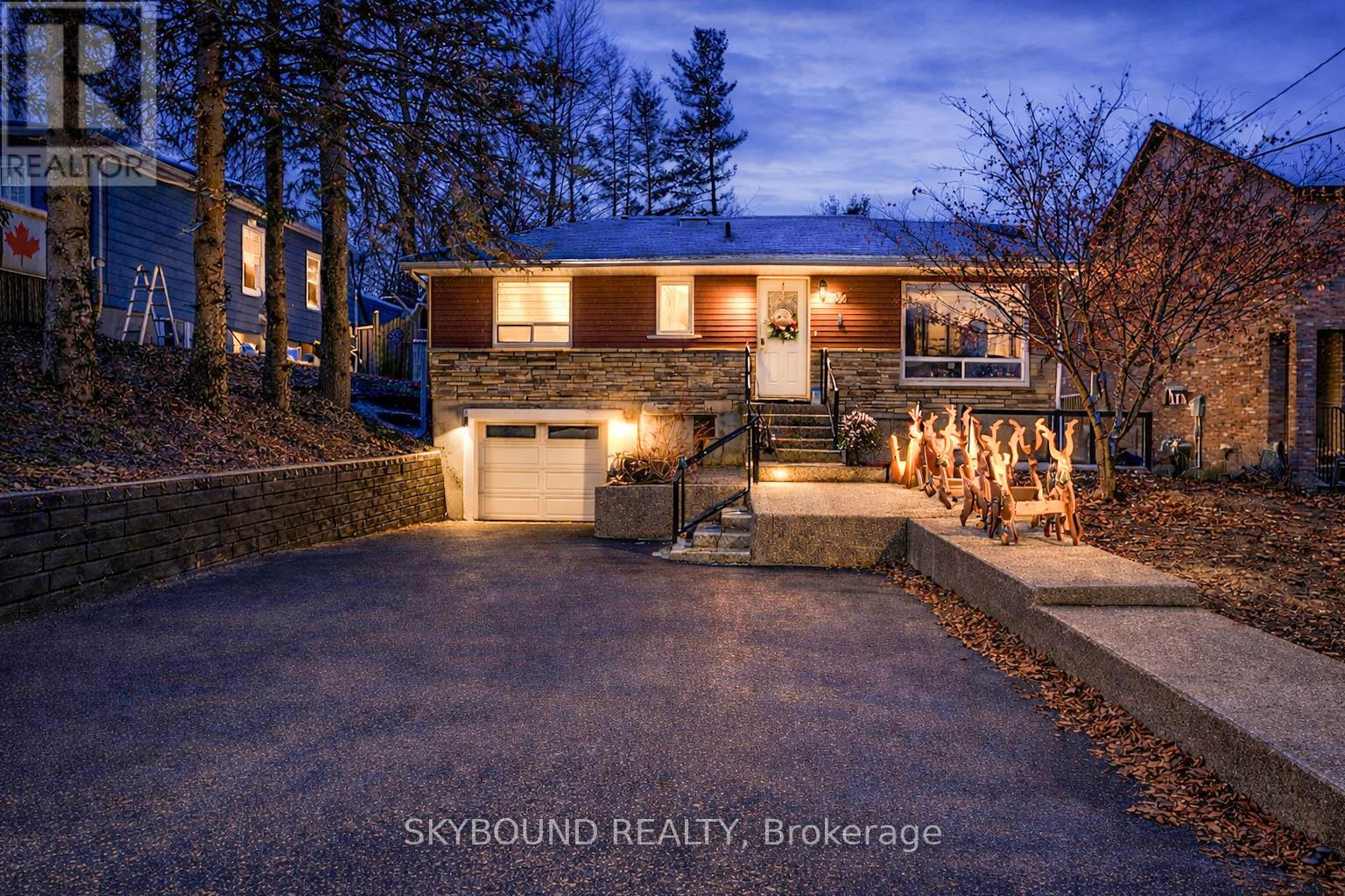 32 Victoria Avenue, Halton Hills, Ontario  L7J 1Y9 - Photo 1 - W12633380