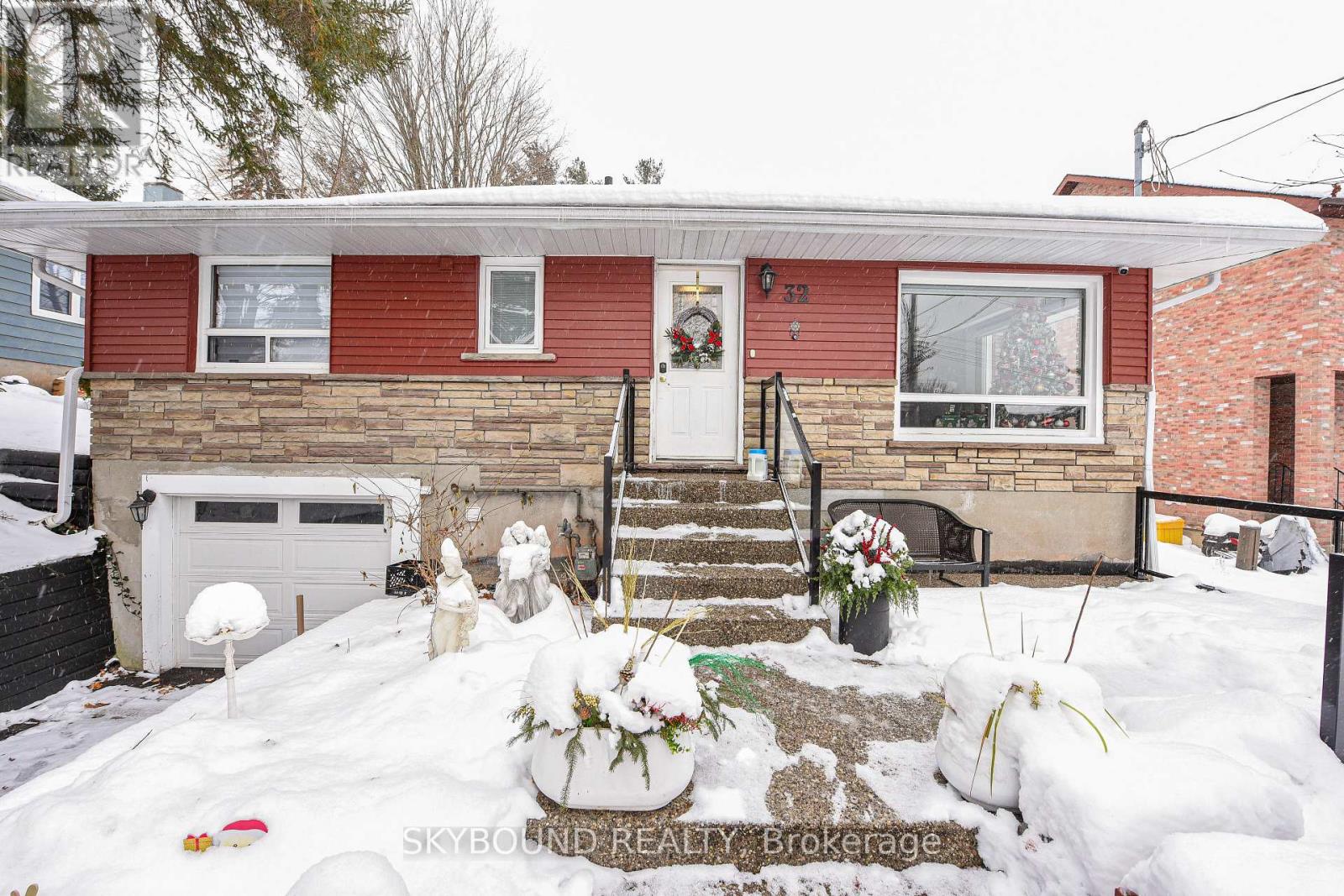 32 Victoria Avenue, Halton Hills, Ontario  L7J 1Y9 - Photo 4 - W12633380