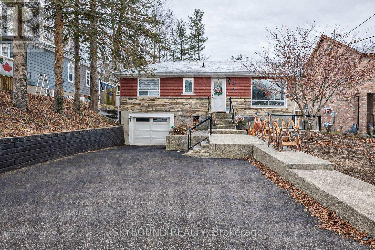 32 Victoria Avenue, Halton Hills, Ontario  L7J 1Y9 - Photo 2 - W12633380