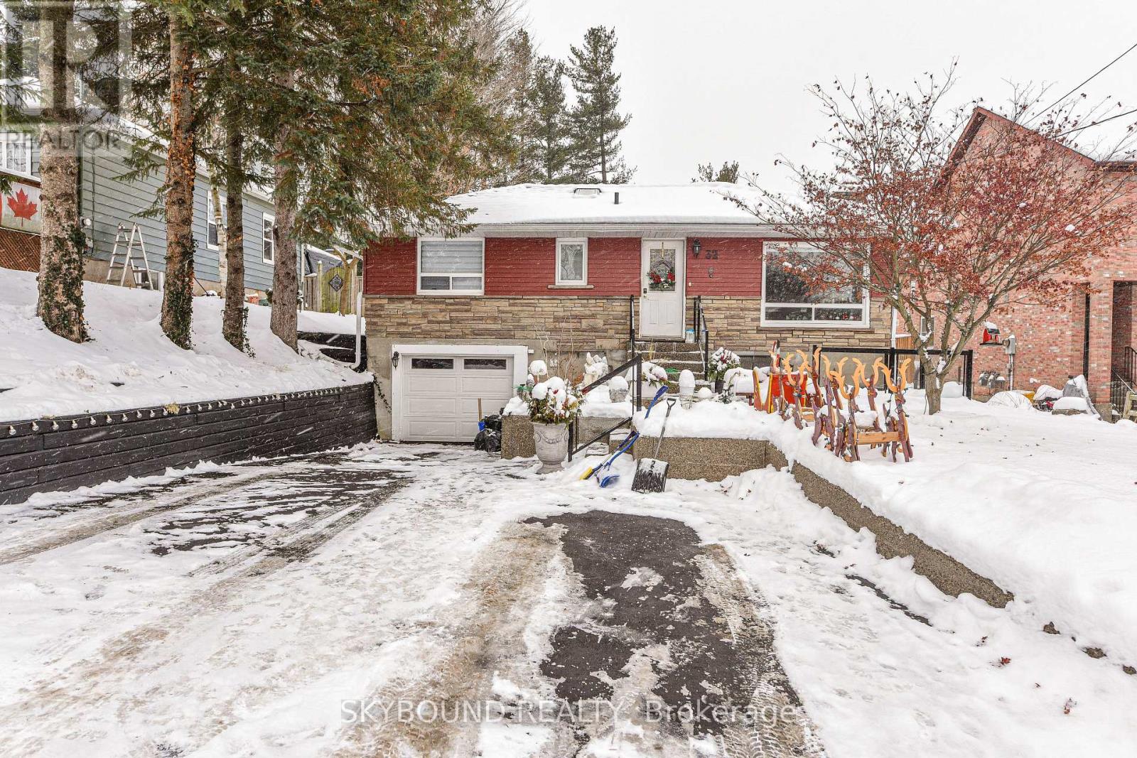 32 Victoria Avenue, Halton Hills, Ontario  L7J 1Y9 - Photo 3 - W12633380