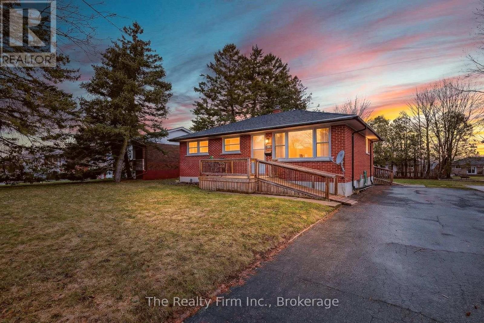 10 Chisholm Drive, Ingersoll, Ontario  N5C 2C4 - Photo 2 - X12944990