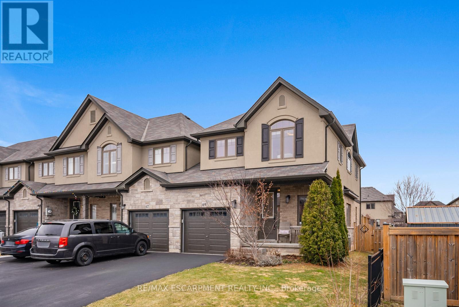 69 John Frederick Drive, Hamilton, Ontario  L9G 0G6 - Photo 2 - X12944752