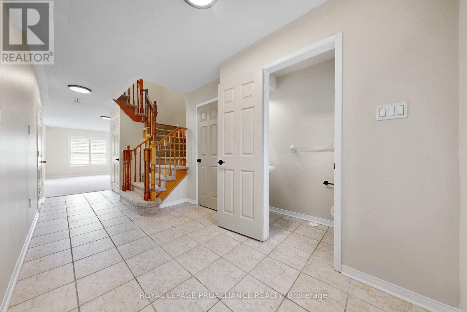 58 Coleridge Drive, Newmarket, Ontario  L3X 2T6 - Photo 4 - N12944984