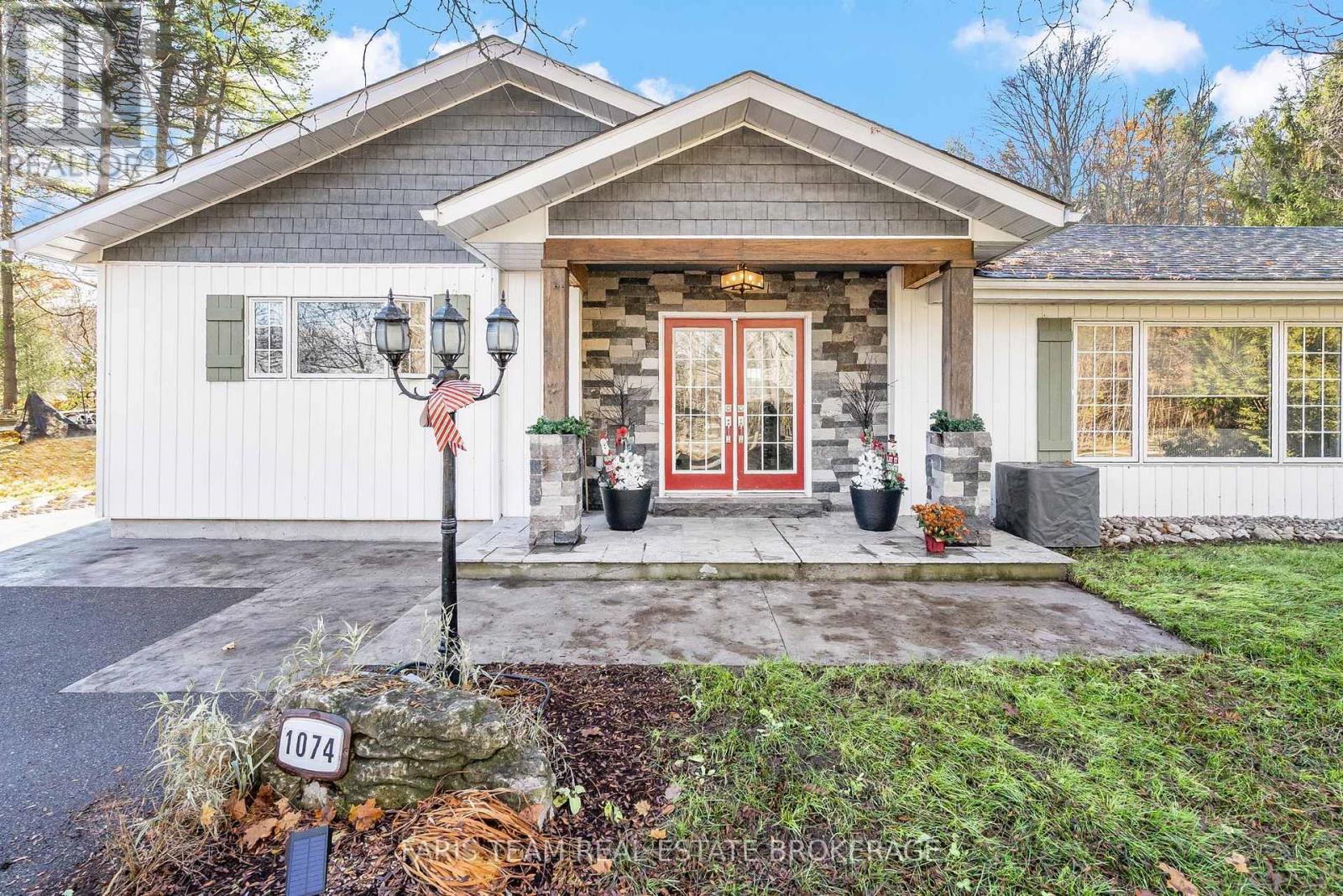 1074 Lafontaine Road, Penetanguishene, Ontario  L9M 1P9 - Photo 3 - S12565484