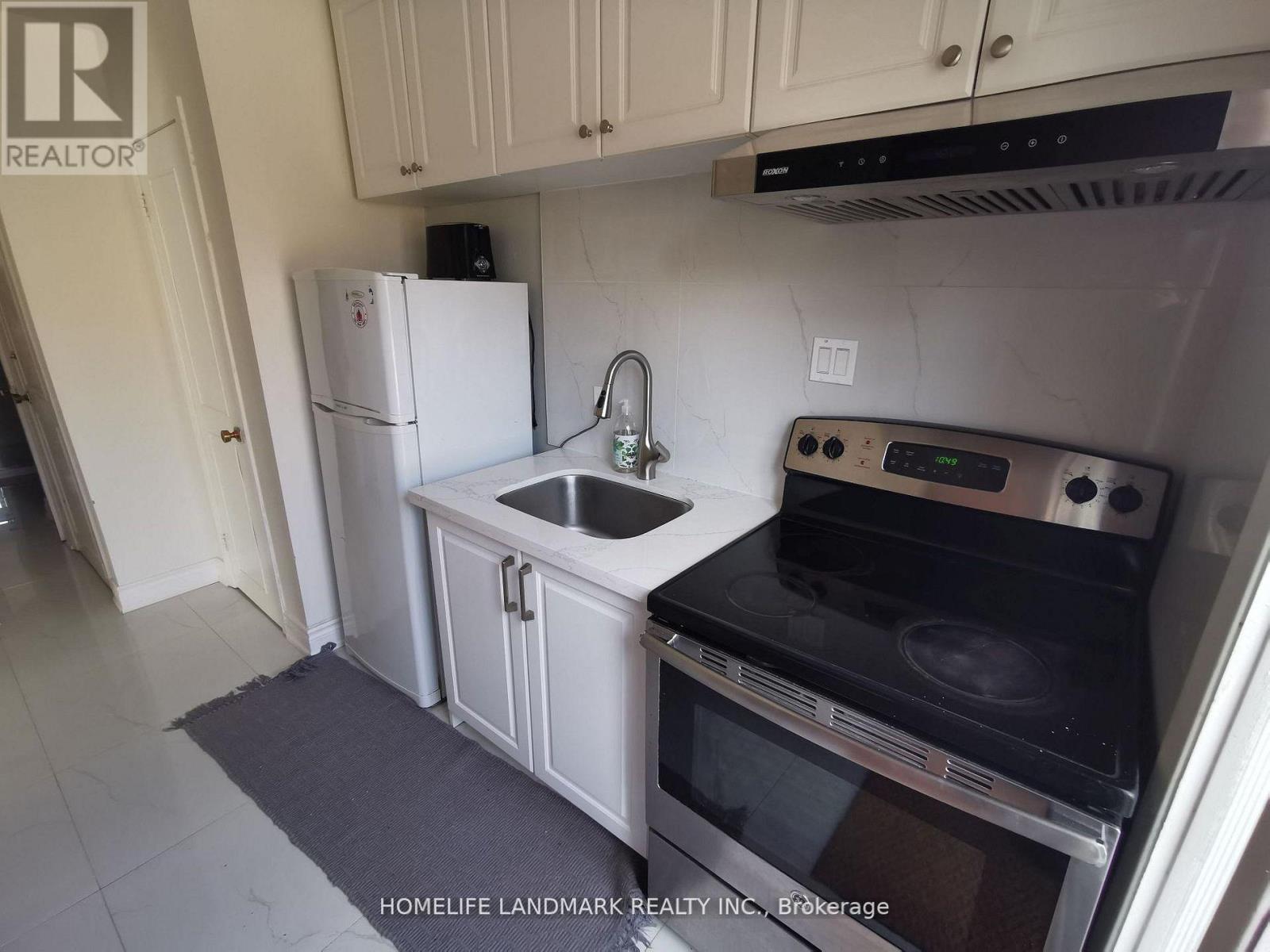 Middle - 84 Harrington Crescent, Toronto, Ontario  M2M 2Y5 - Photo 4 - C12945096