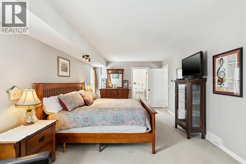 4 Wood Valley Rise Sw, Calgary, Alberta  T2W 5X5 - Photo 21 - A2292225