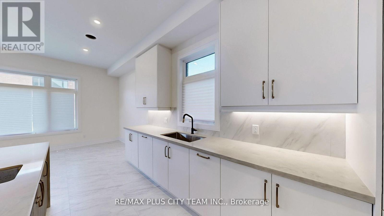 8 Saxby Farm Avenue, King, Ontario  L7B 1K5 - Photo 10 - N12944896