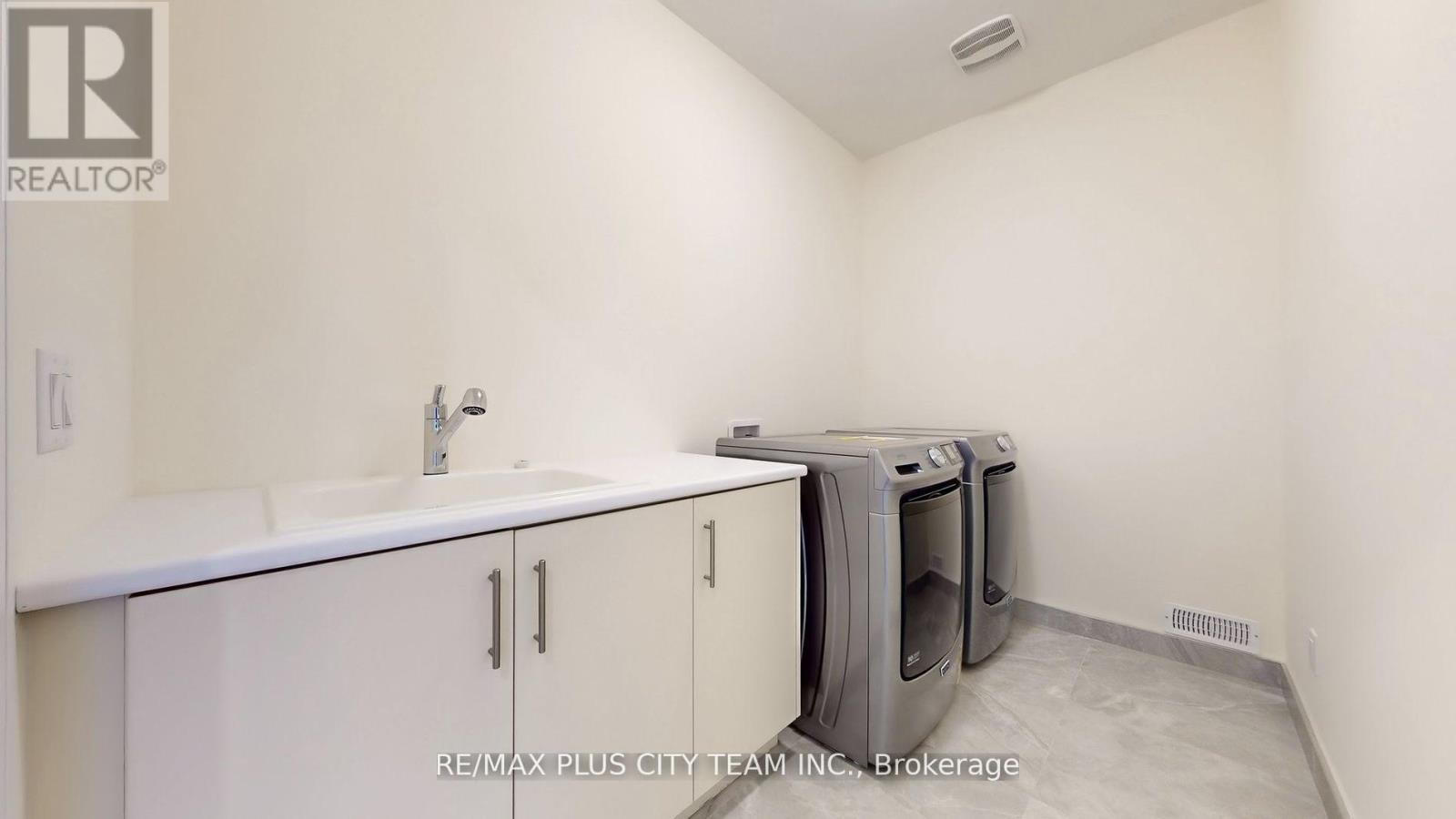 8 Saxby Farm Avenue, King, Ontario  L7B 1K5 - Photo 41 - N12944896