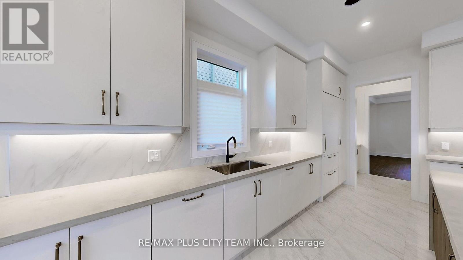 8 Saxby Farm Avenue, King, Ontario  L7B 1K5 - Photo 9 - N12944896