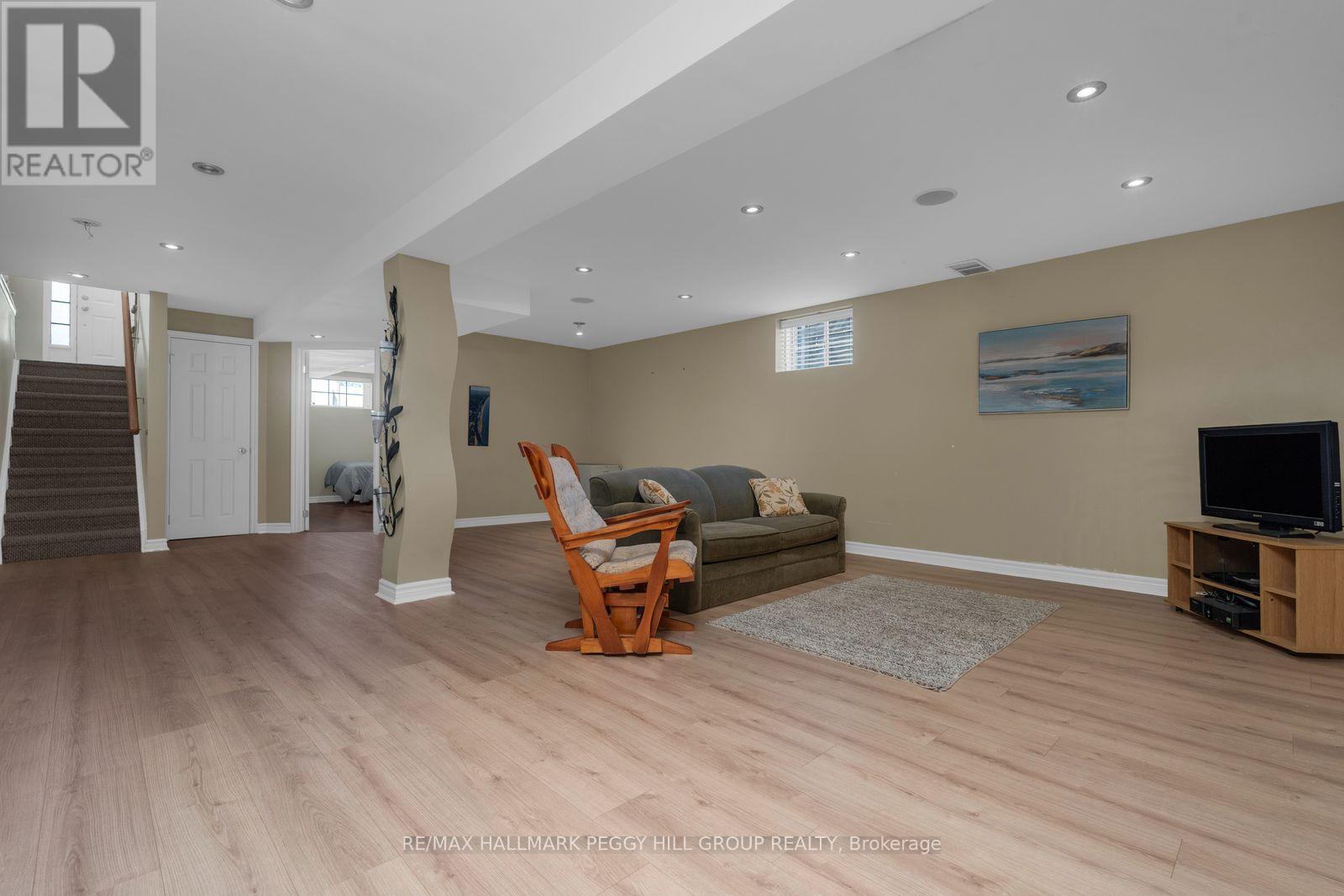 67 Forest Dale Drive, Barrie (Little Lake), Ontario  L4M 6M9 - Photo 11 - S12945116