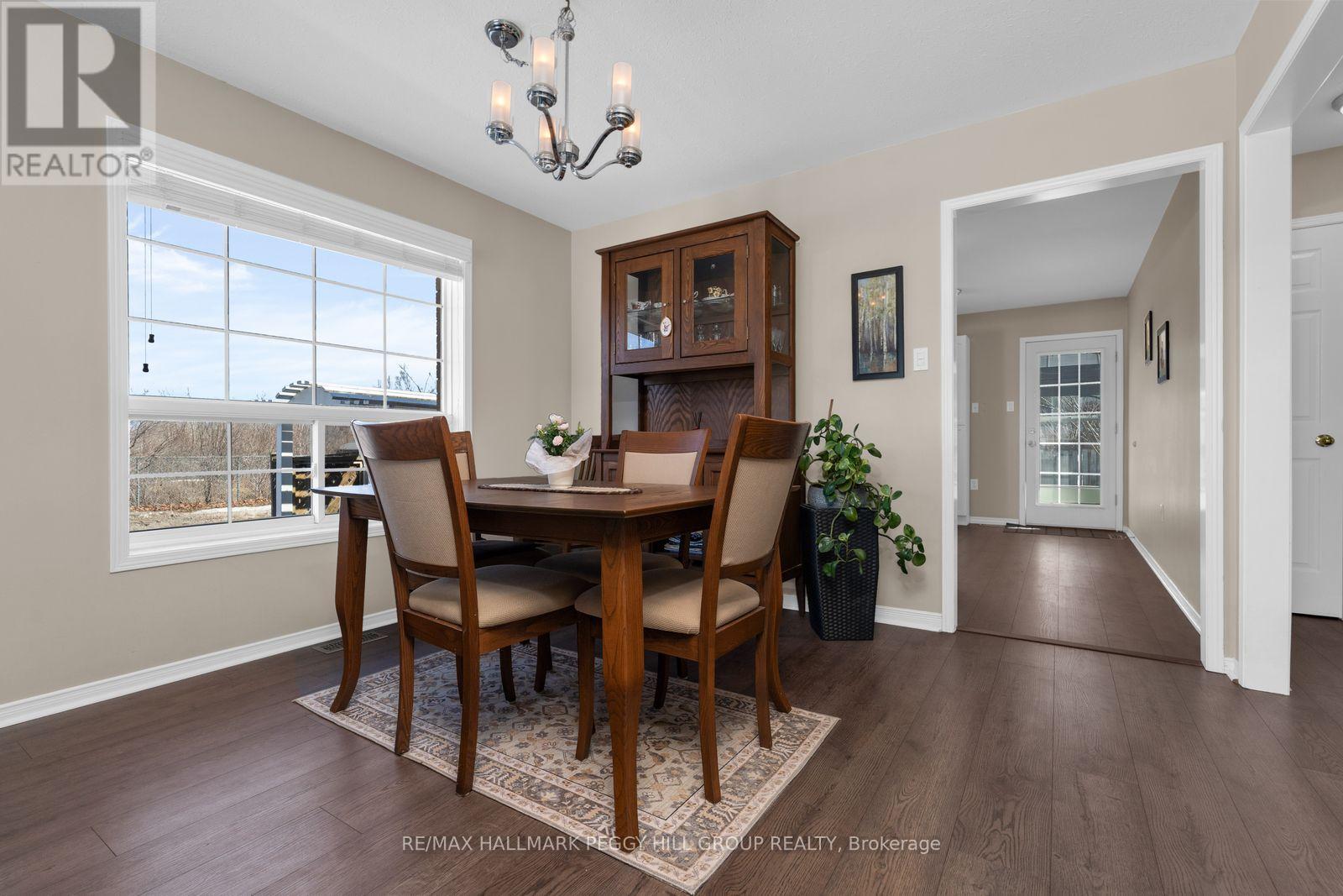 67 Forest Dale Drive, Barrie (Little Lake), Ontario  L4M 6M9 - Photo 4 - S12945116