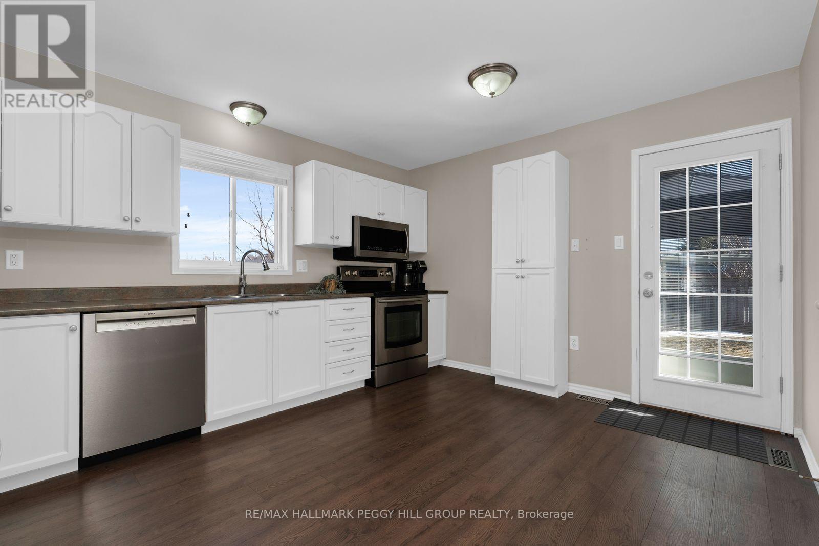 67 Forest Dale Drive, Barrie (Little Lake), Ontario  L4M 6M9 - Photo 6 - S12945116