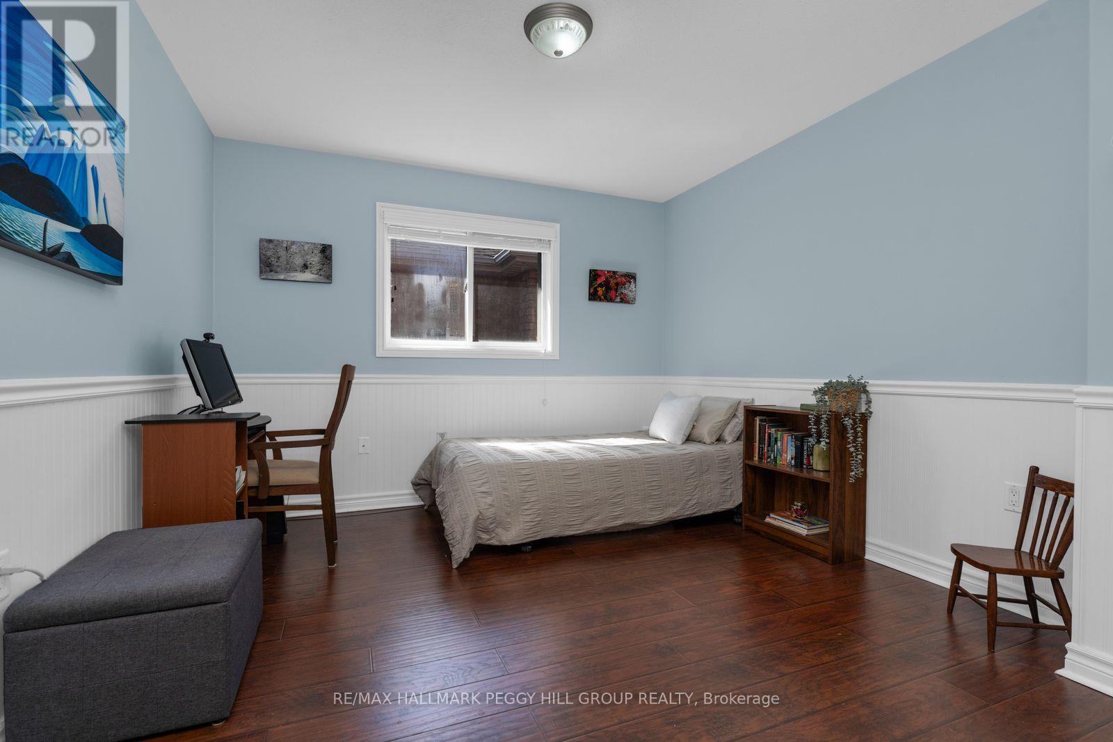 67 Forest Dale Drive, Barrie (Little Lake), Ontario  L4M 6M9 - Photo 8 - S12945116