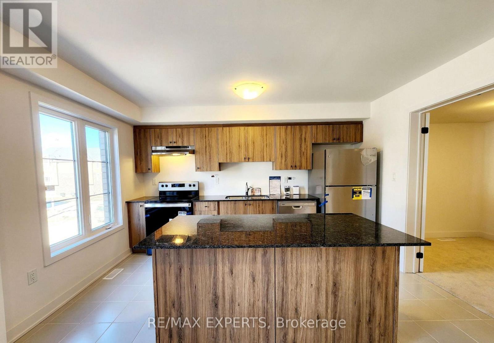 32 Silo Mews, Barrie, Ontario  L9J 0C2 - Photo 3 - S12945146