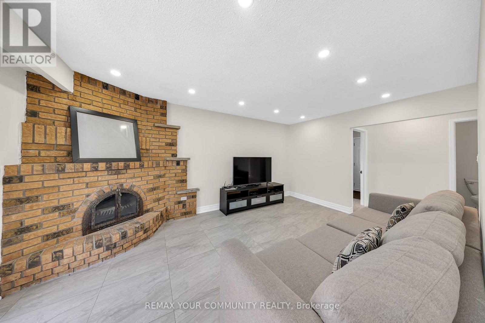 22 Madelaine Crescent, Brampton, Ontario  L6S 2Y9 - Photo 11 - W12944916