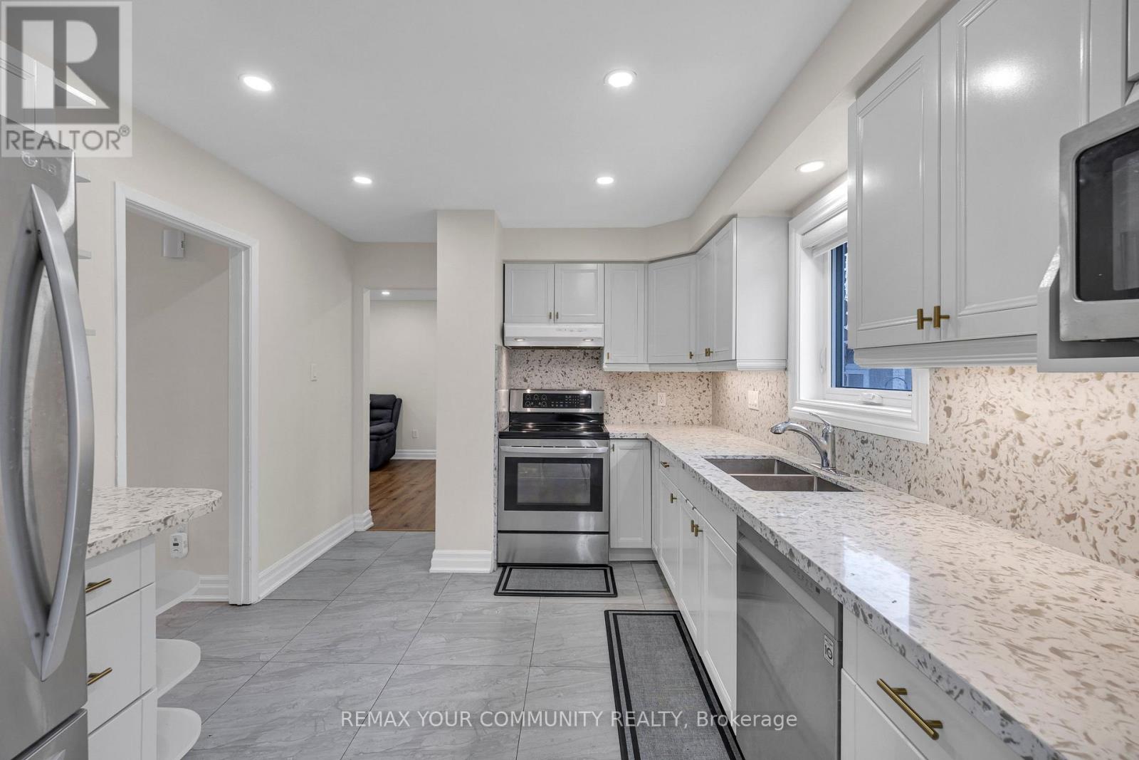 22 Madelaine Crescent, Brampton, Ontario  L6S 2Y9 - Photo 6 - W12944916