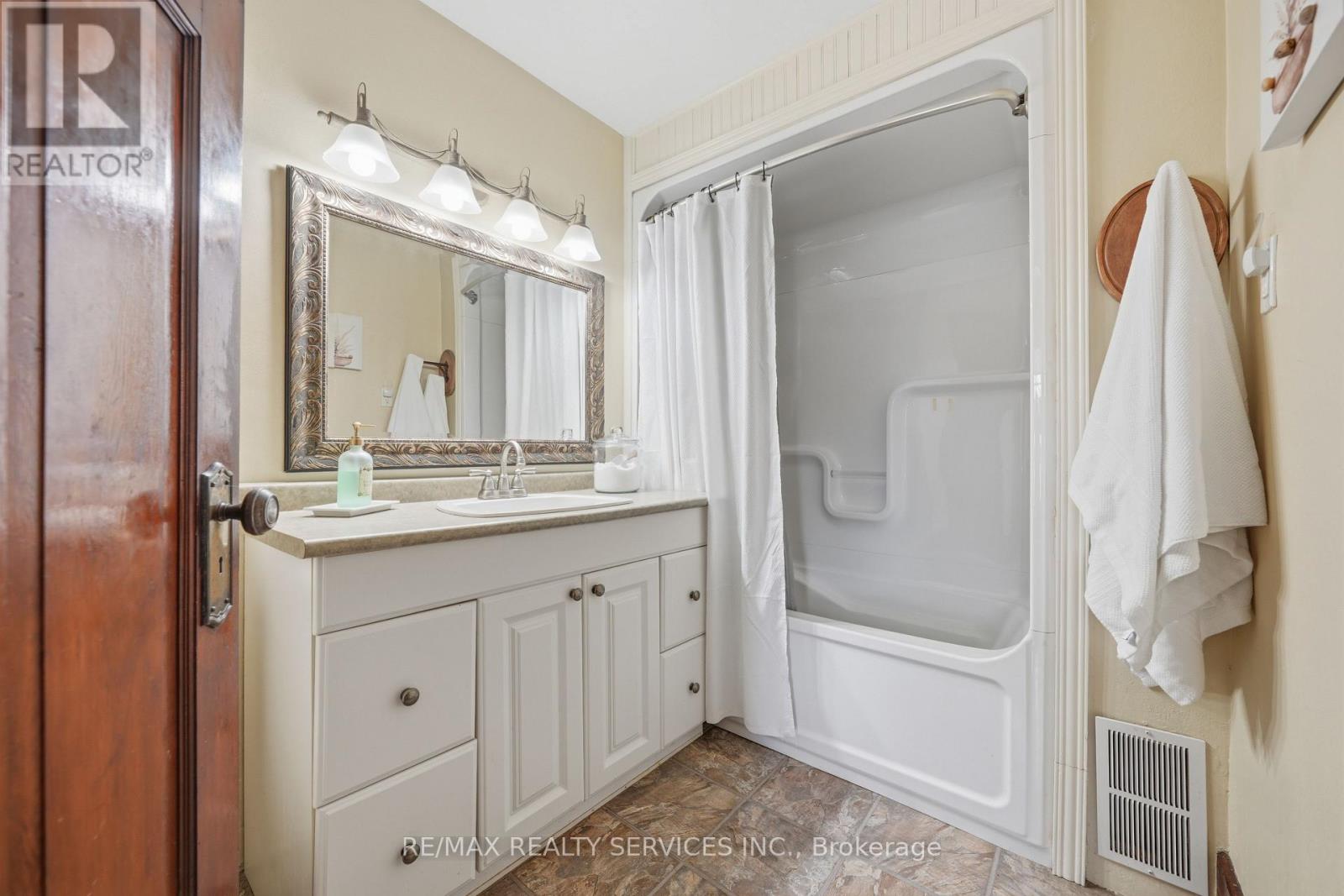 2 Maple Avenue, Caledon, Ontario  L7C 1K5 - Photo 29 - W12944958