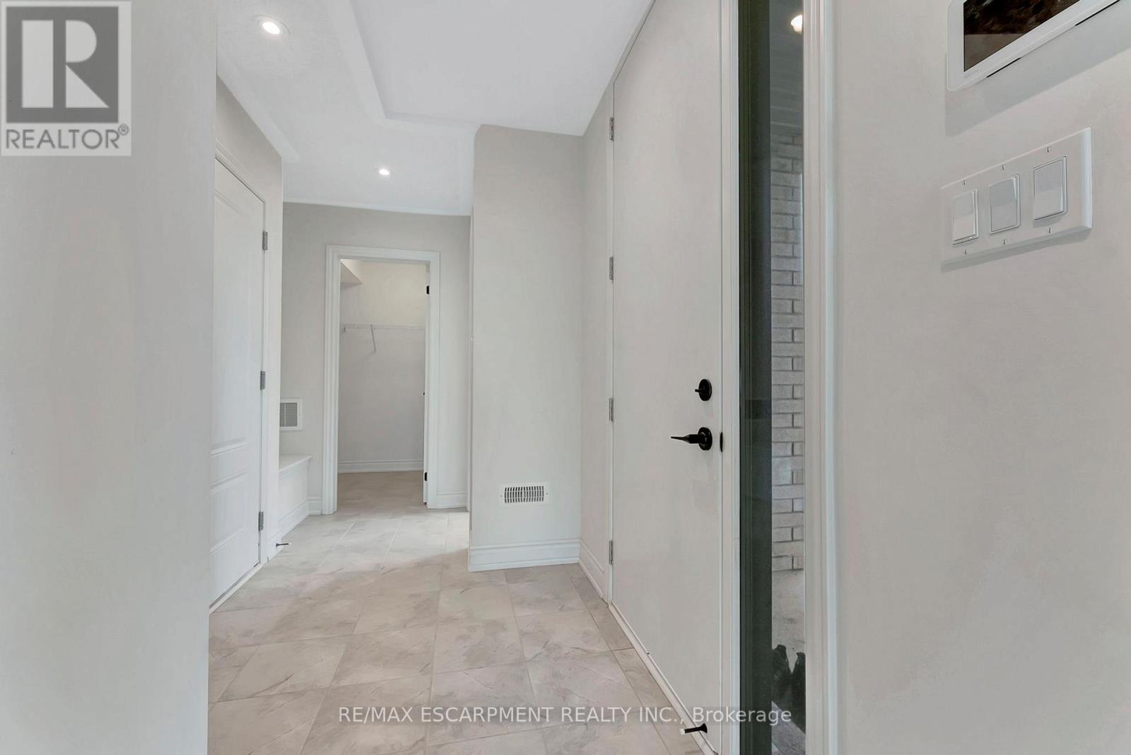 1404 Courtleigh Trail, Oakville, Ontario  L6H 7Y7 - Photo 2 - W12945148