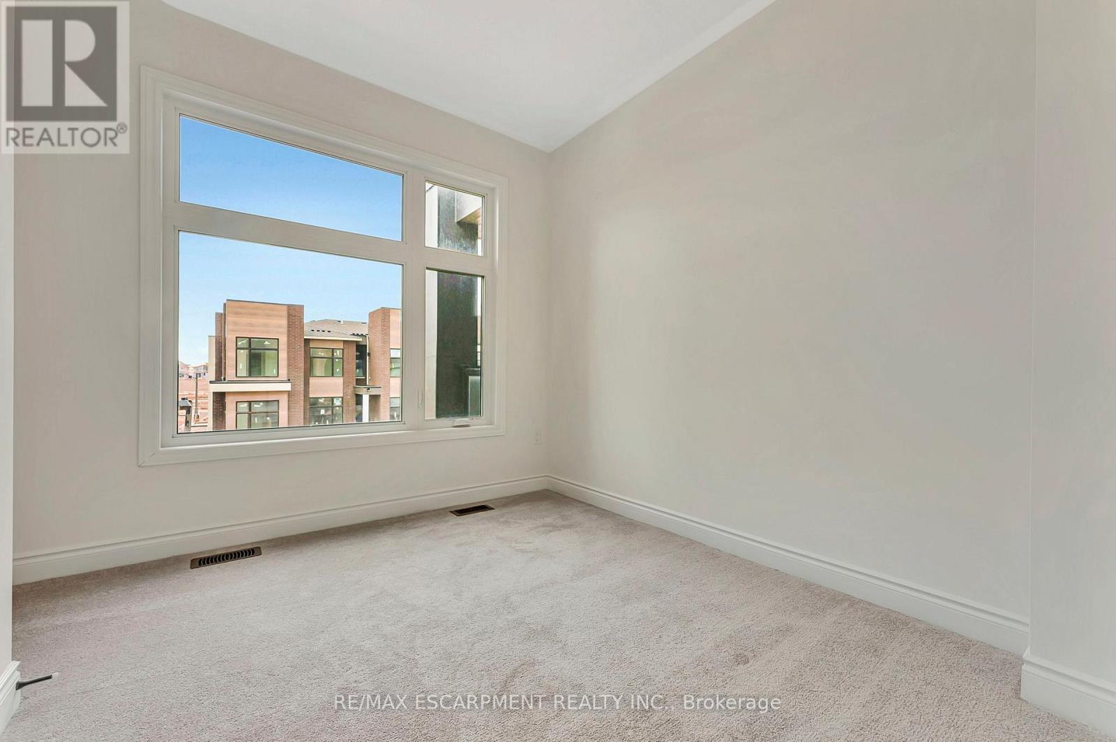 1404 Courtleigh Trail, Oakville, Ontario  L6H 7Y7 - Photo 21 - W12945148