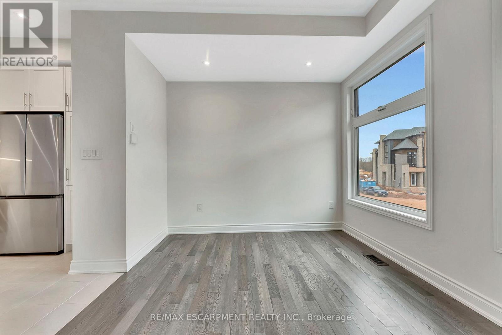 1404 Courtleigh Trail, Oakville, Ontario  L6H 7Y7 - Photo 6 - W12945148