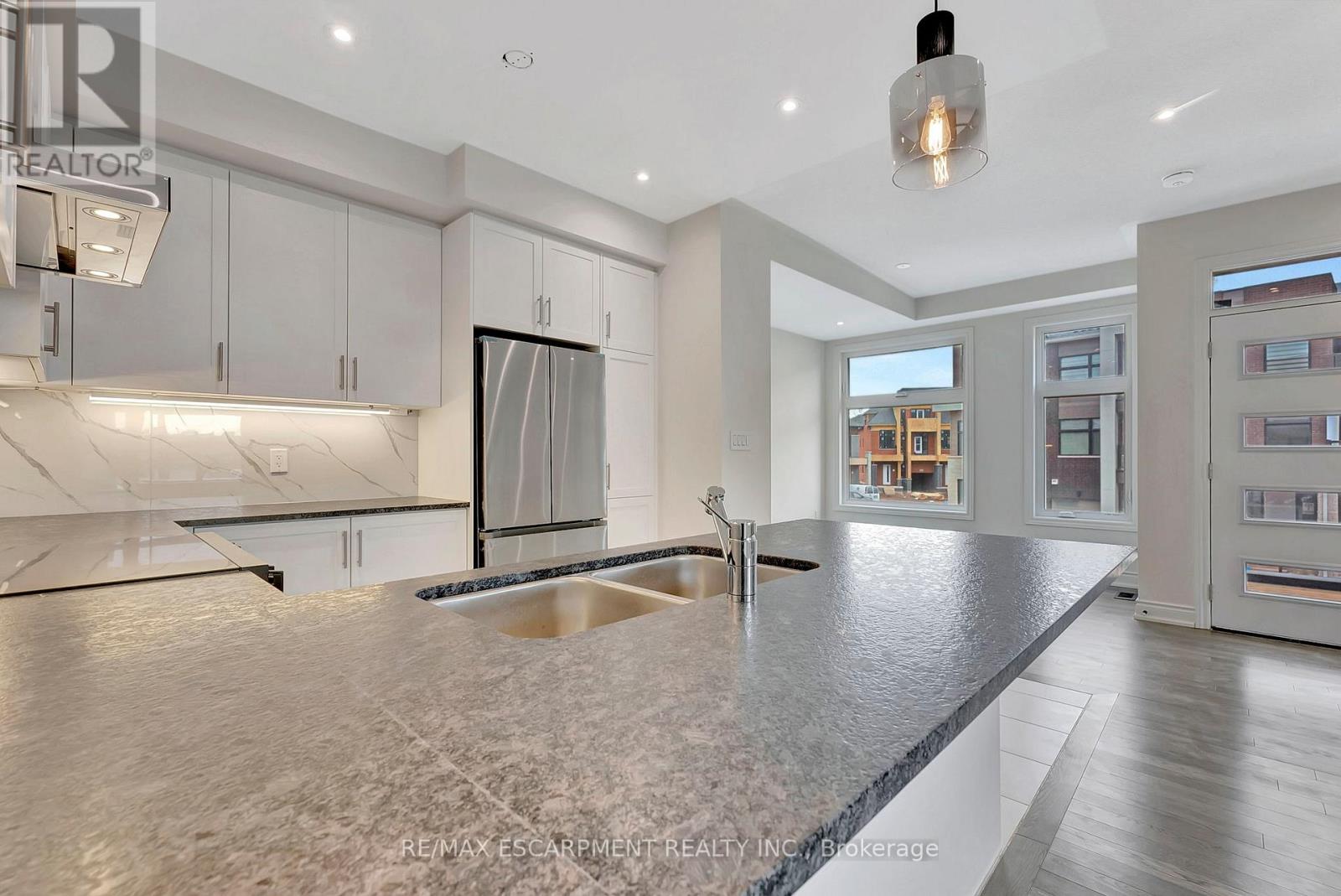 1404 Courtleigh Trail, Oakville, Ontario  L6H 7Y7 - Photo 9 - W12945148