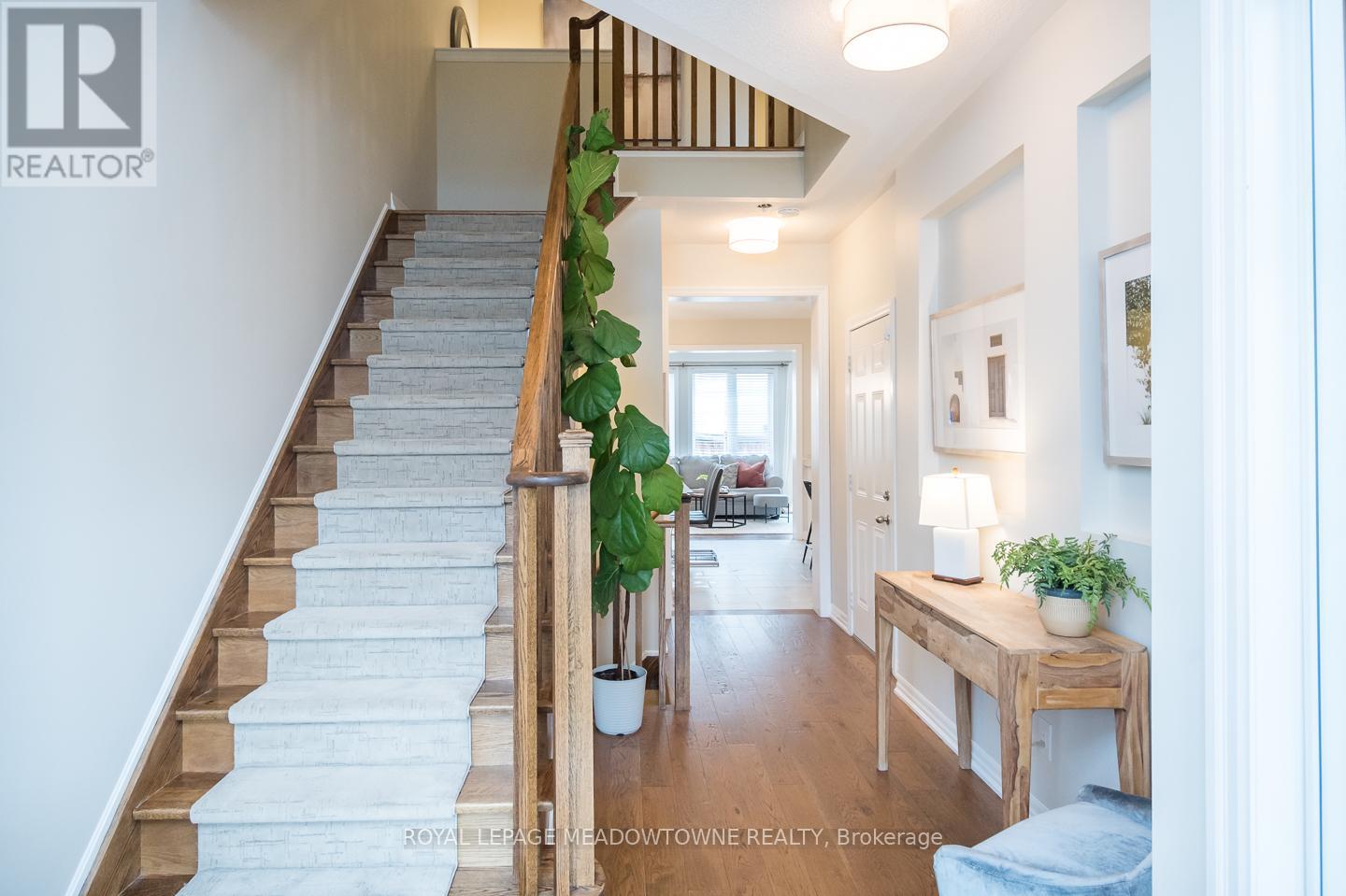 120 Aird Court, Milton, Ontario  L9T 8B6 - Photo 4 - W12945248