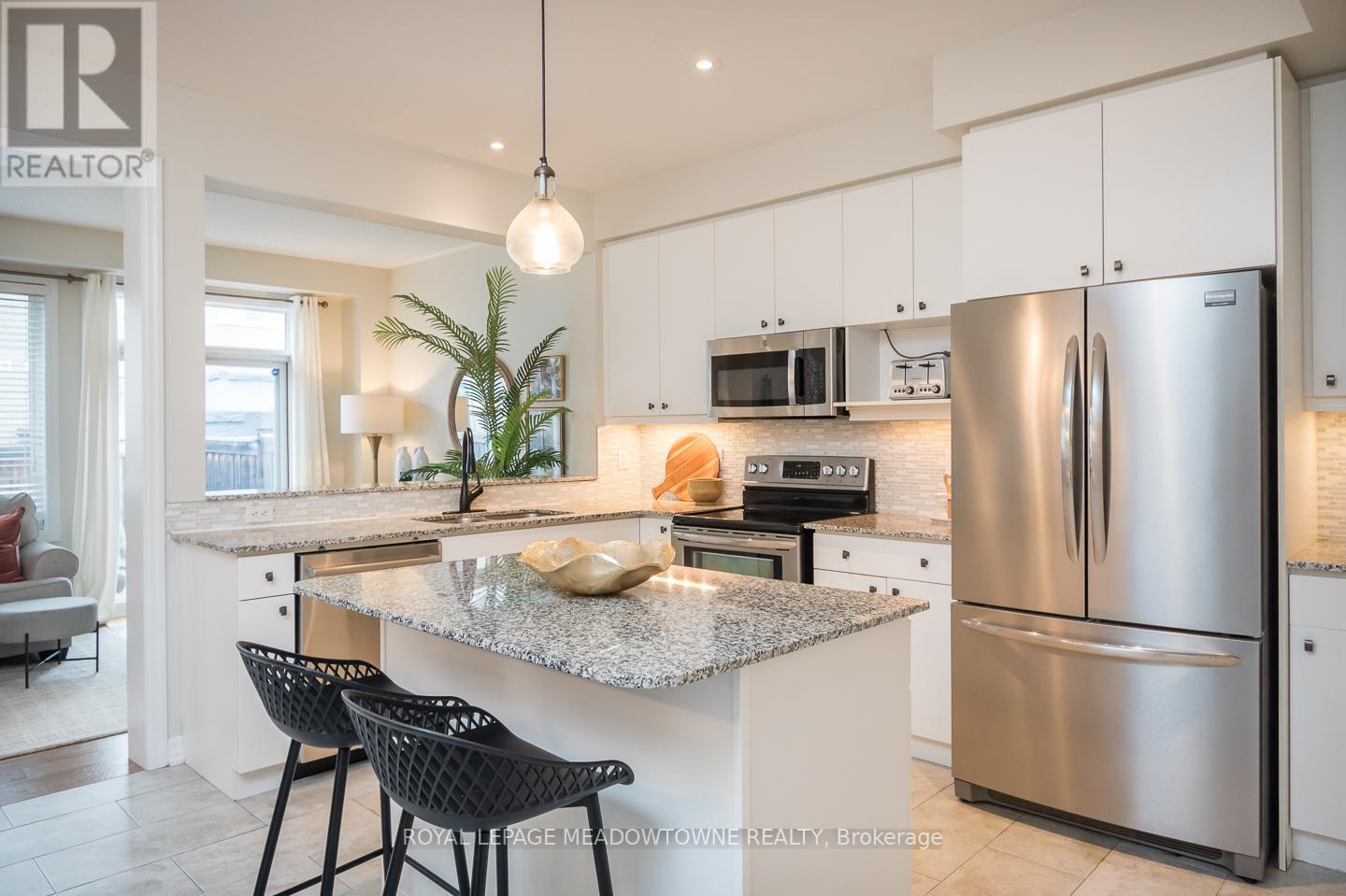 120 Aird Court, Milton, Ontario  L9T 8B6 - Photo 5 - W12945248