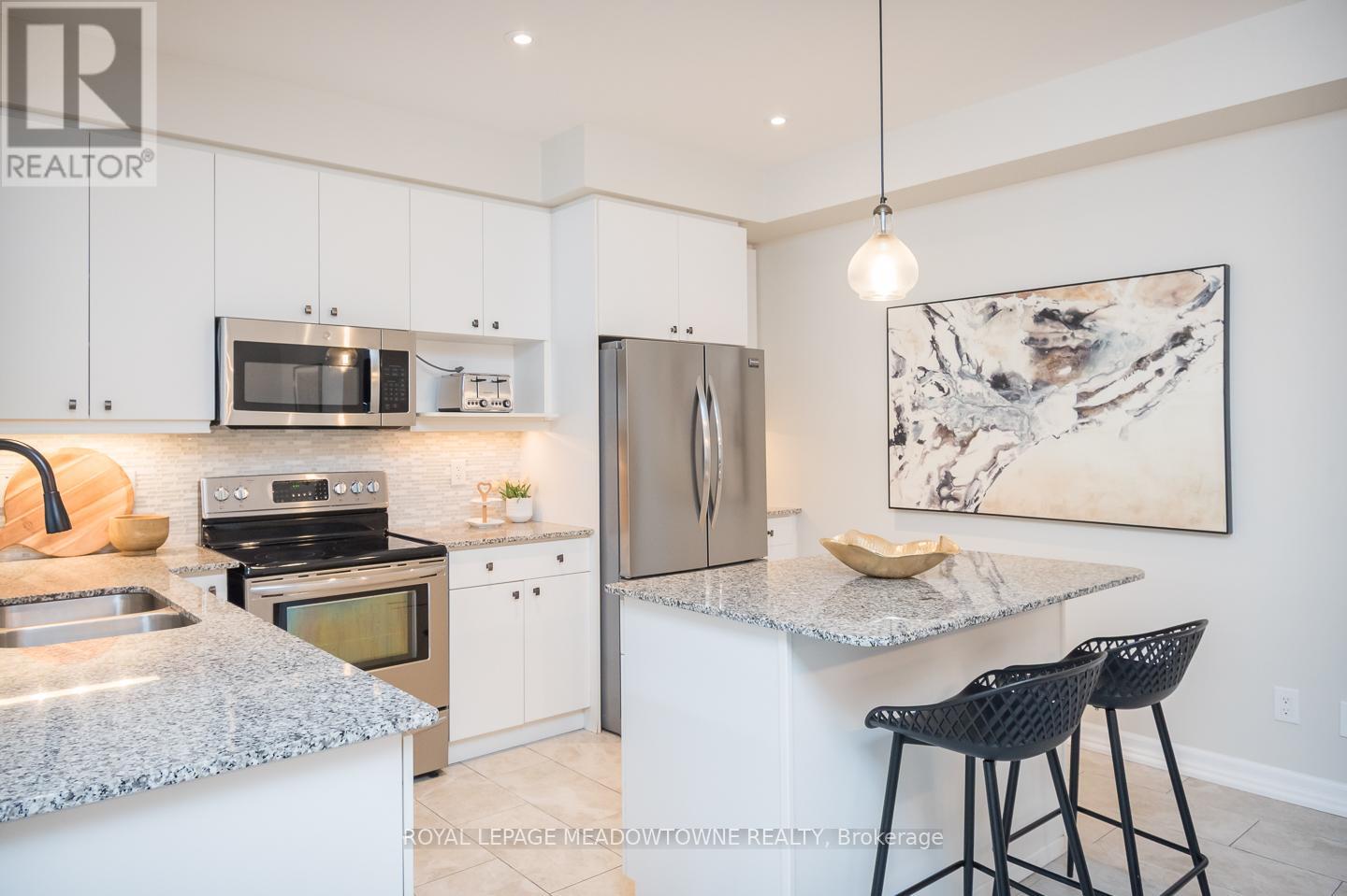 120 Aird Court, Milton, Ontario  L9T 8B6 - Photo 8 - W12945248