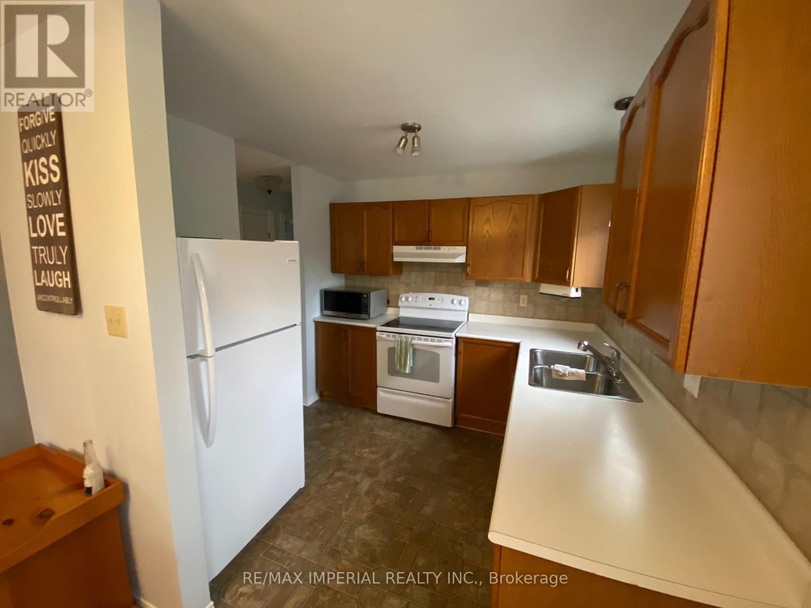 Unit 2 - 18 Helen Street, Kawartha Lakes, Ontario  K0M 1A0 - Photo 6 - X12944892