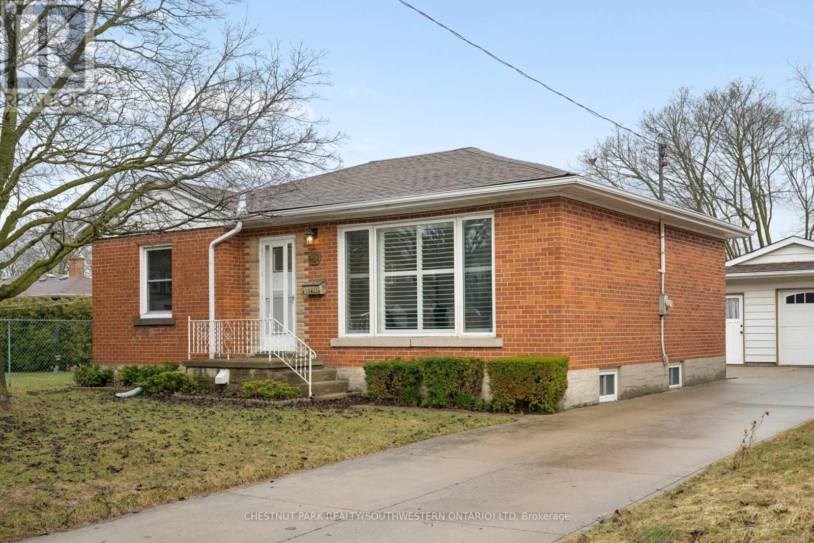 492 Ephraim Street, Kitchener, Ontario  N2B 2C6 - Photo 3 - X12944924