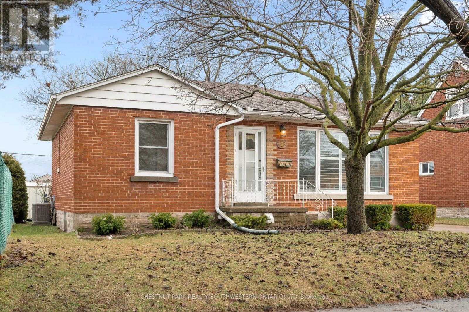 492 Ephraim Street, Kitchener, Ontario  N2B 2C6 - Photo 5 - X12944924