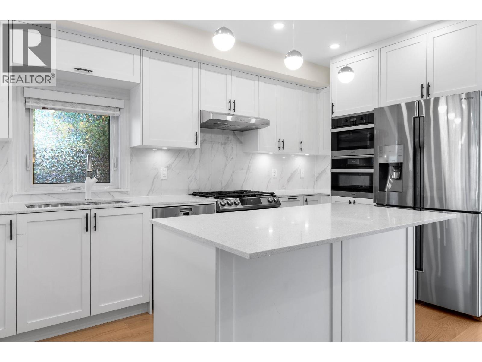 462 W 14th Street, North Vancouver, British Columbia  V7M 1P7 - Photo 10 - R3105831