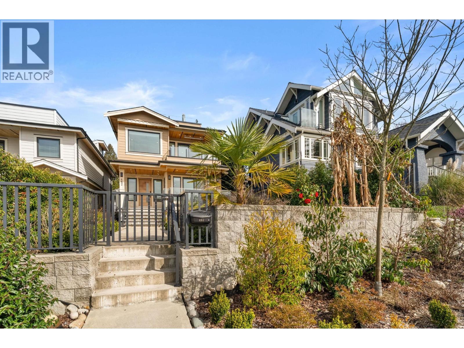 462 W 14th Street, North Vancouver, British Columbia  V7M 1P7 - Photo 2 - R3105831