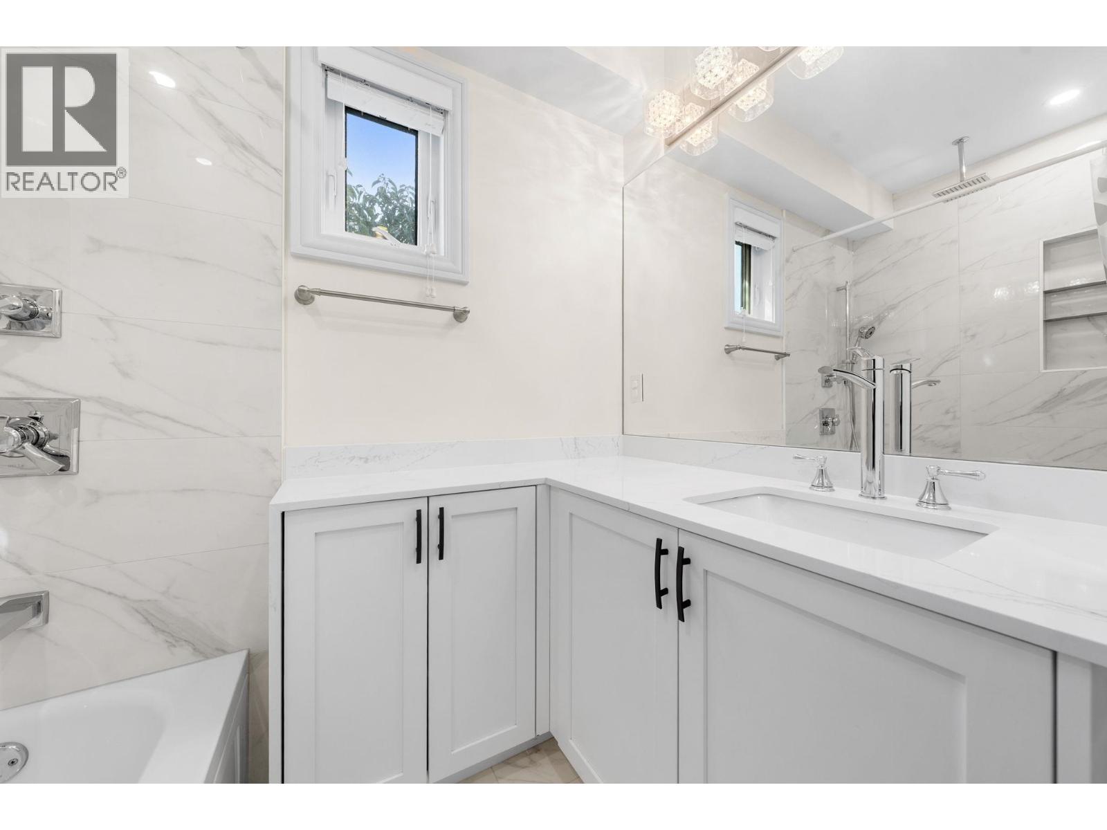 462 W 14th Street, North Vancouver, British Columbia  V7M 1P7 - Photo 30 - R3105831