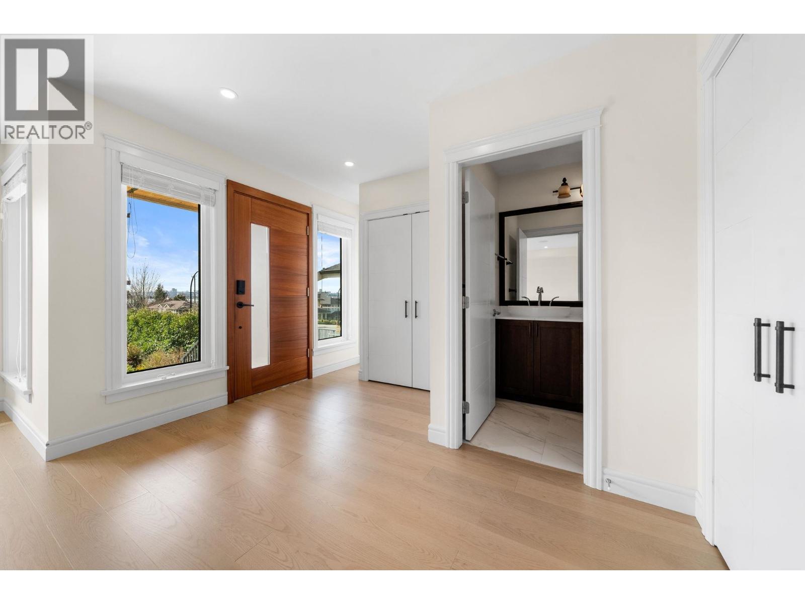 462 W 14th Street, North Vancouver, British Columbia  V7M 1P7 - Photo 5 - R3105831