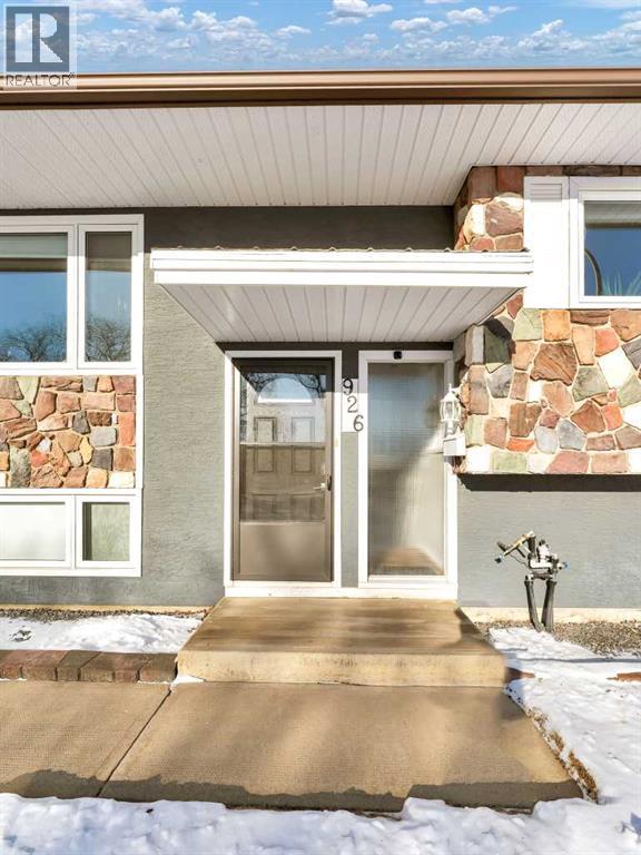 926 16 Street Ne, Medicine Hat, Alberta  T1A 5X5 - Photo 3 - A2286326